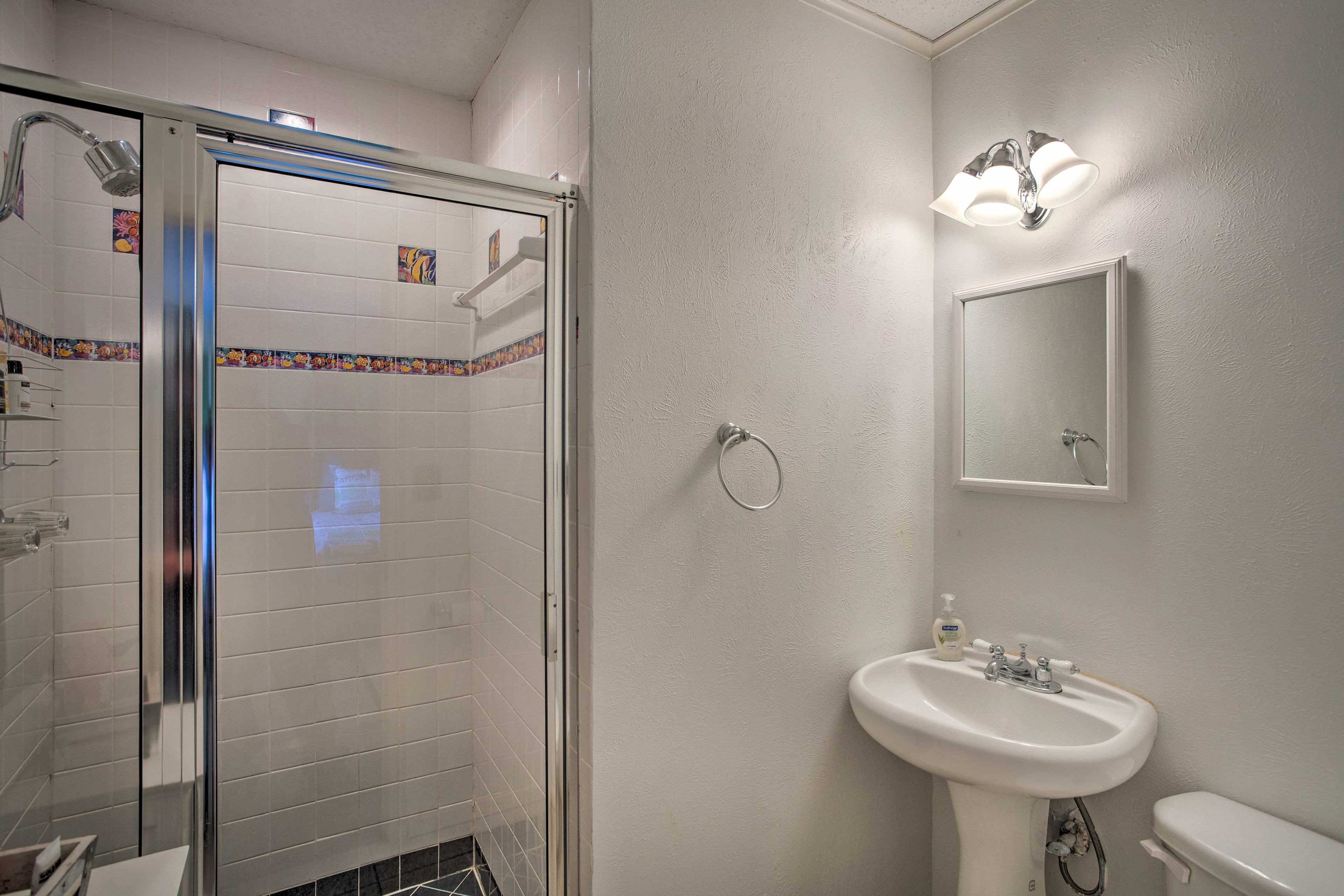 Full Bathroom | Towels Provided