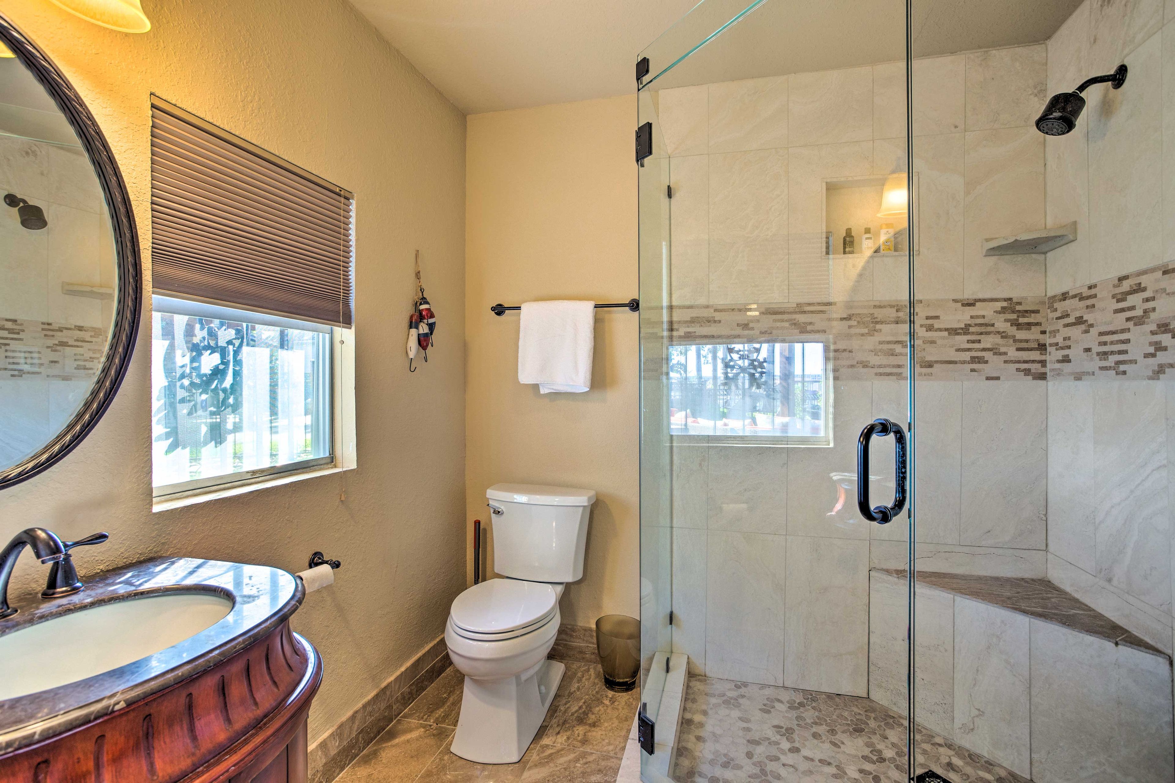 Full Bathroom | Complimentary Toiletries