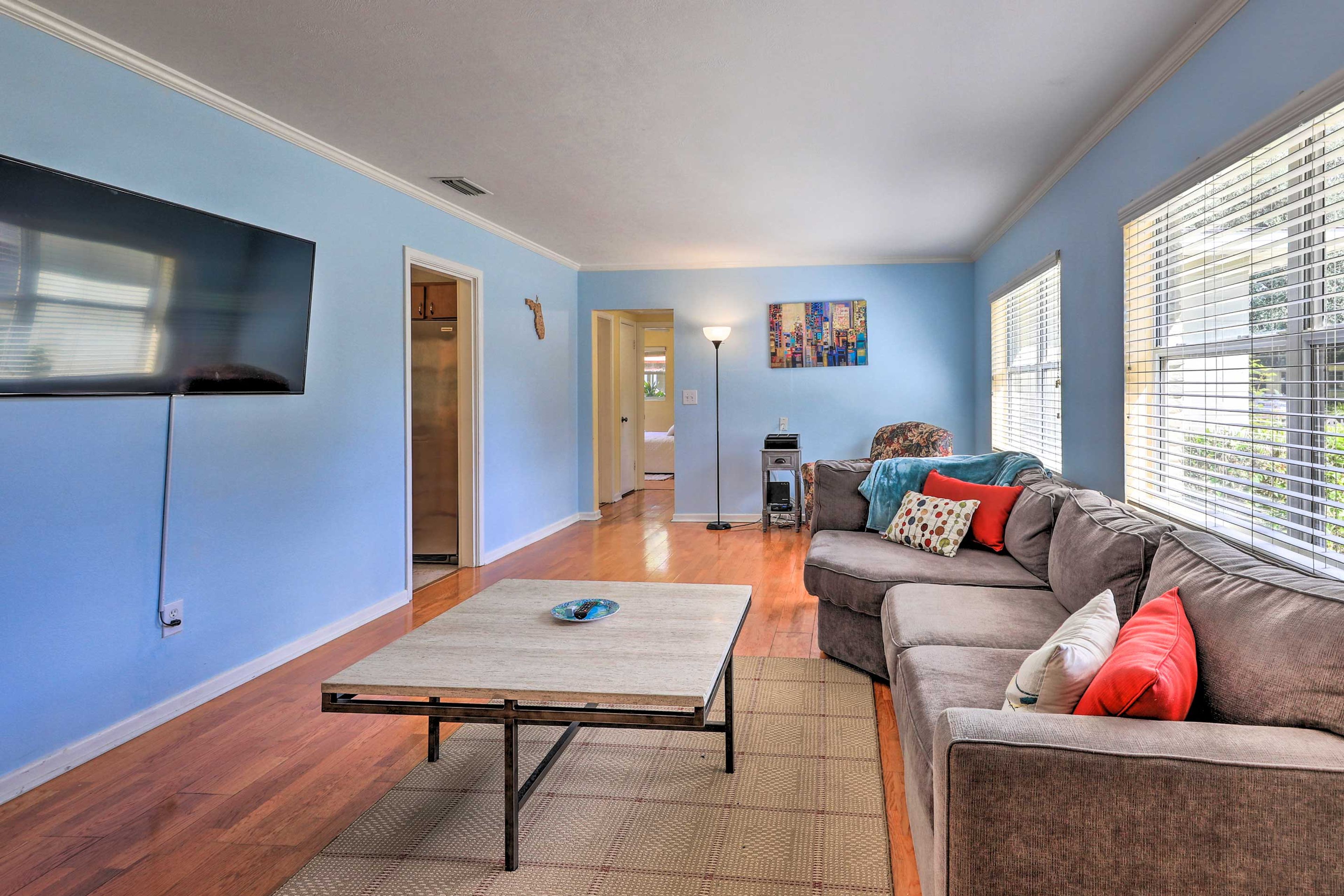 Living Room | Free WiFi | Cable TV | A/C