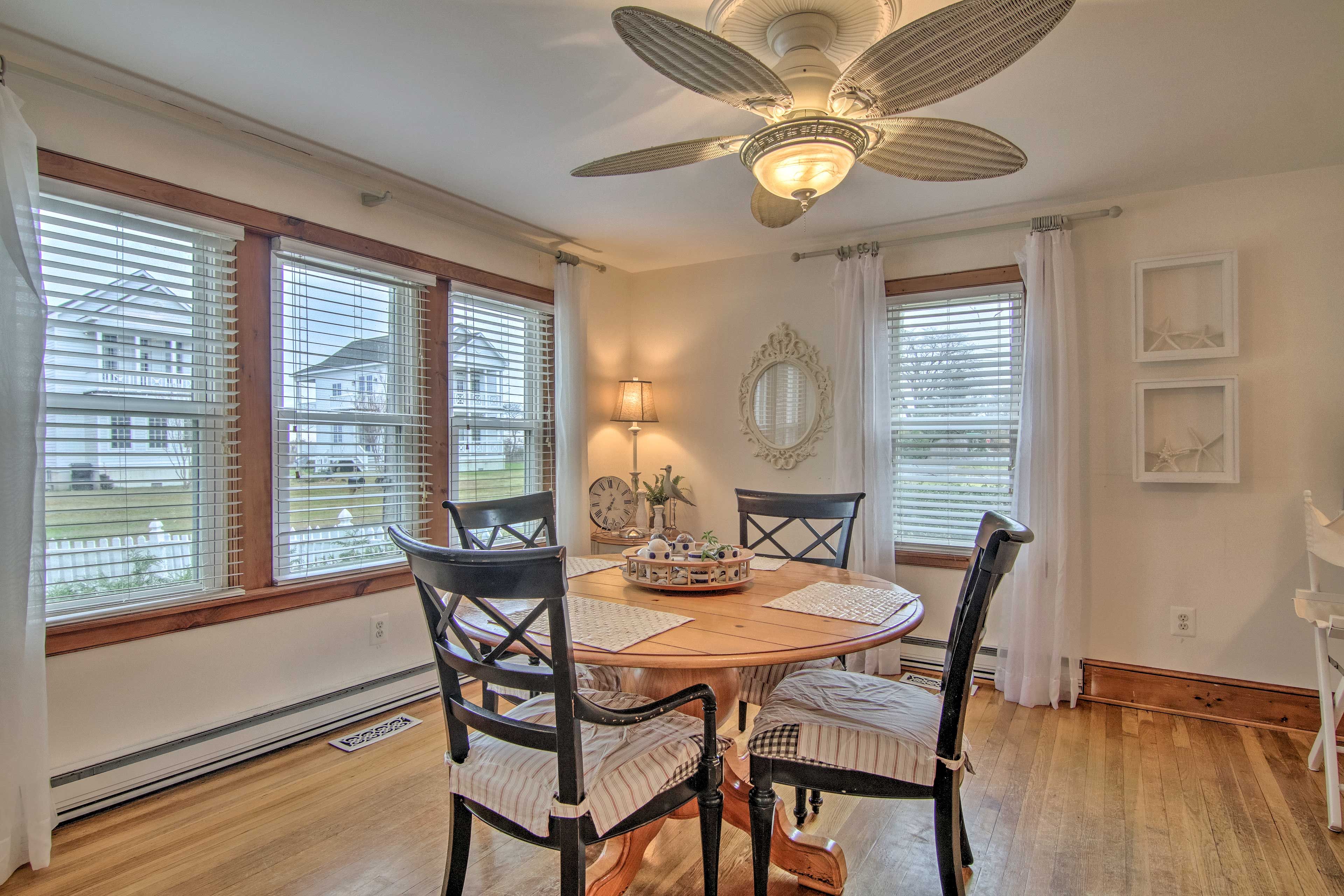 Dine at home, or walk to the nearby restaurants in downtown Chincoteague.