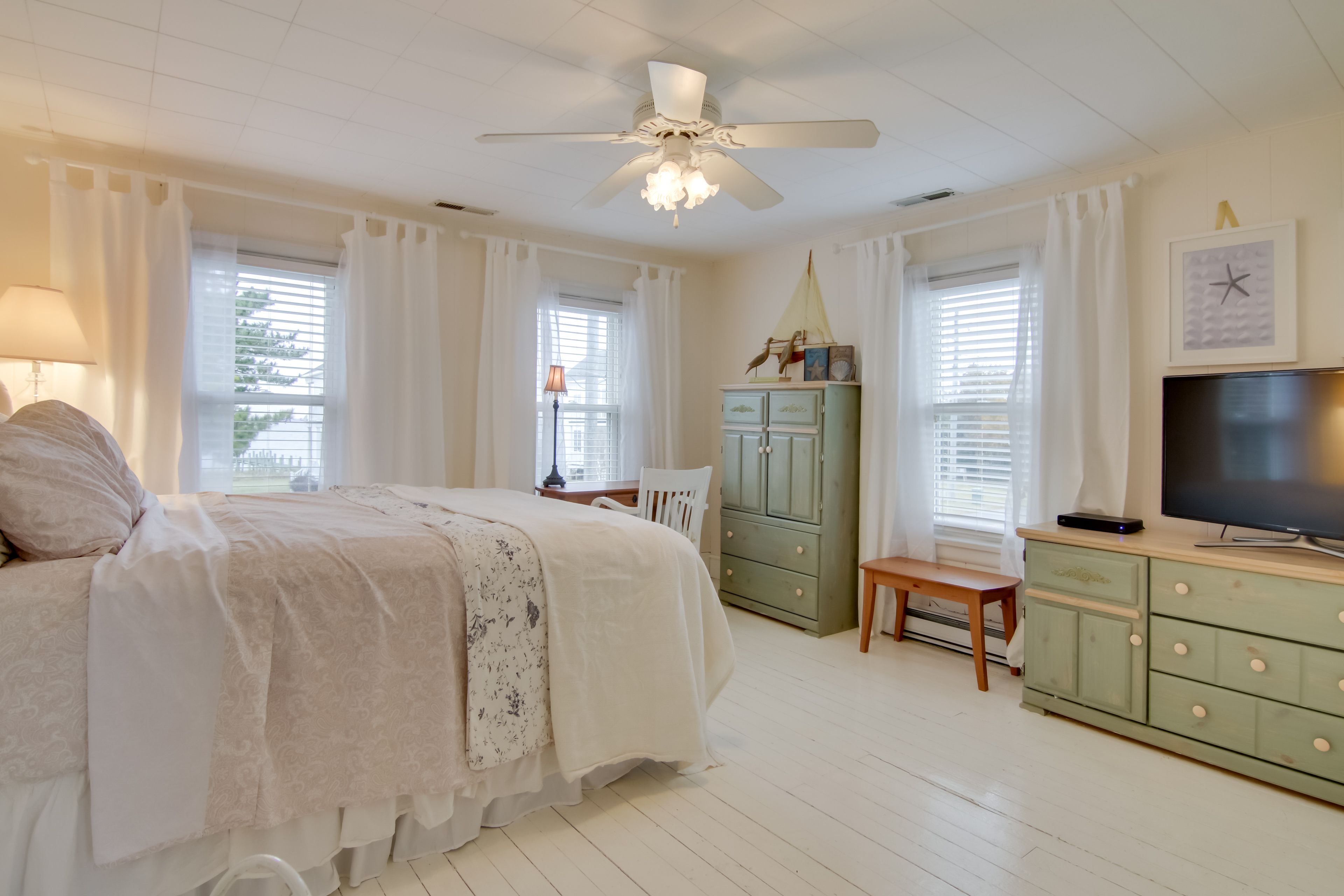 Bedroom 1 | Queen Bed | Linens Provided