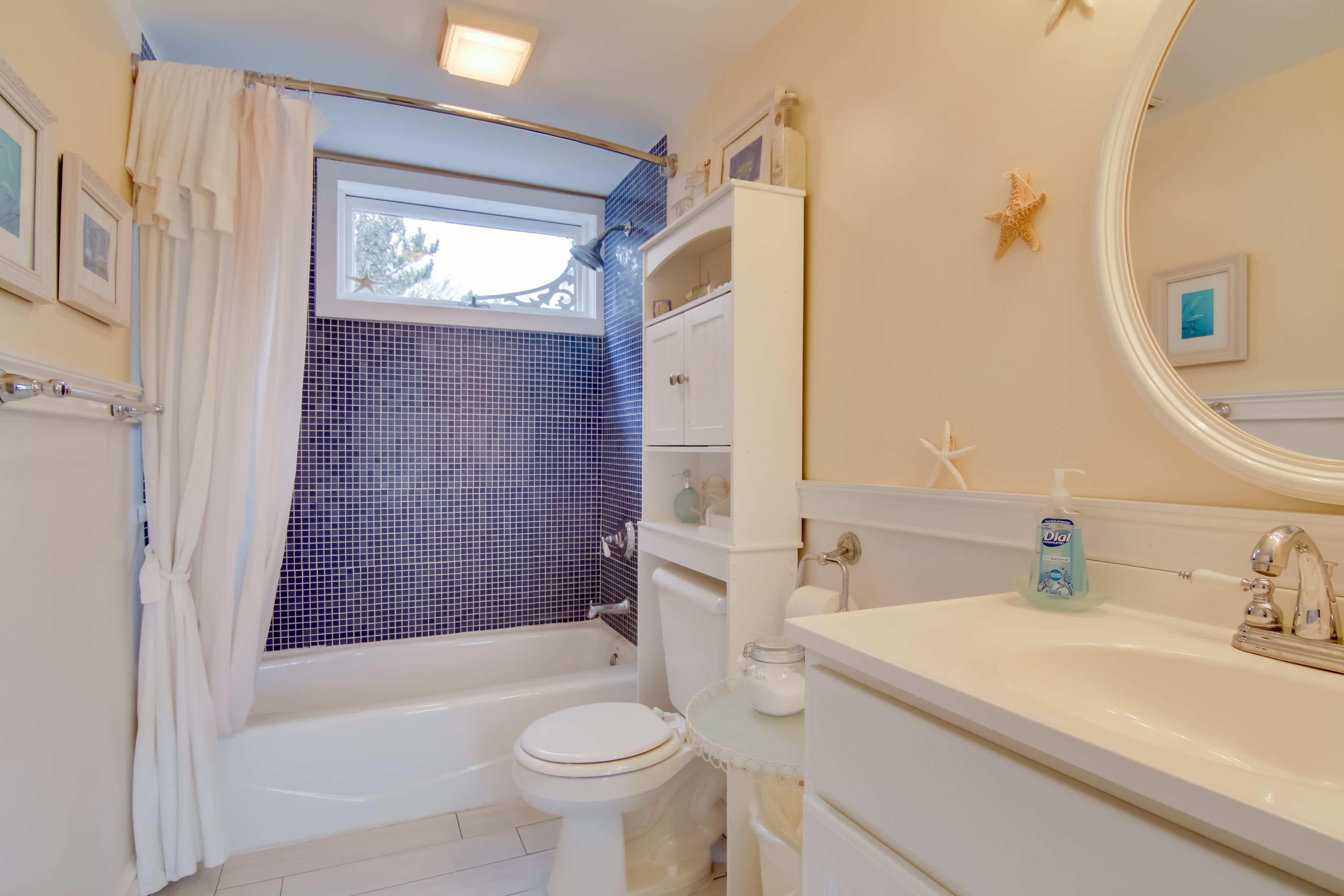 Full Bathroom | Towels Provided