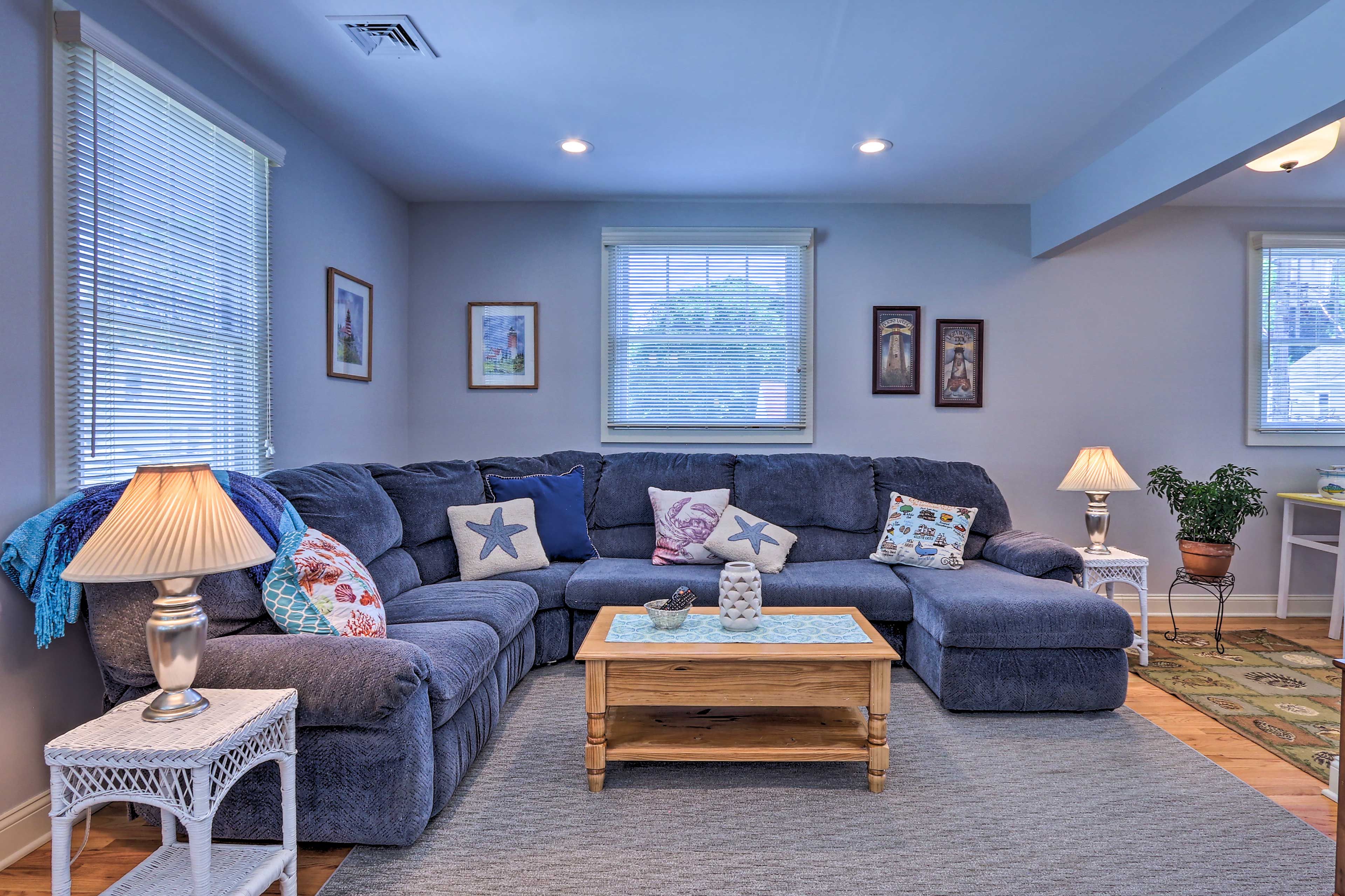 Living Room | Central Heat & A/C | Free WiFi | Smart TV