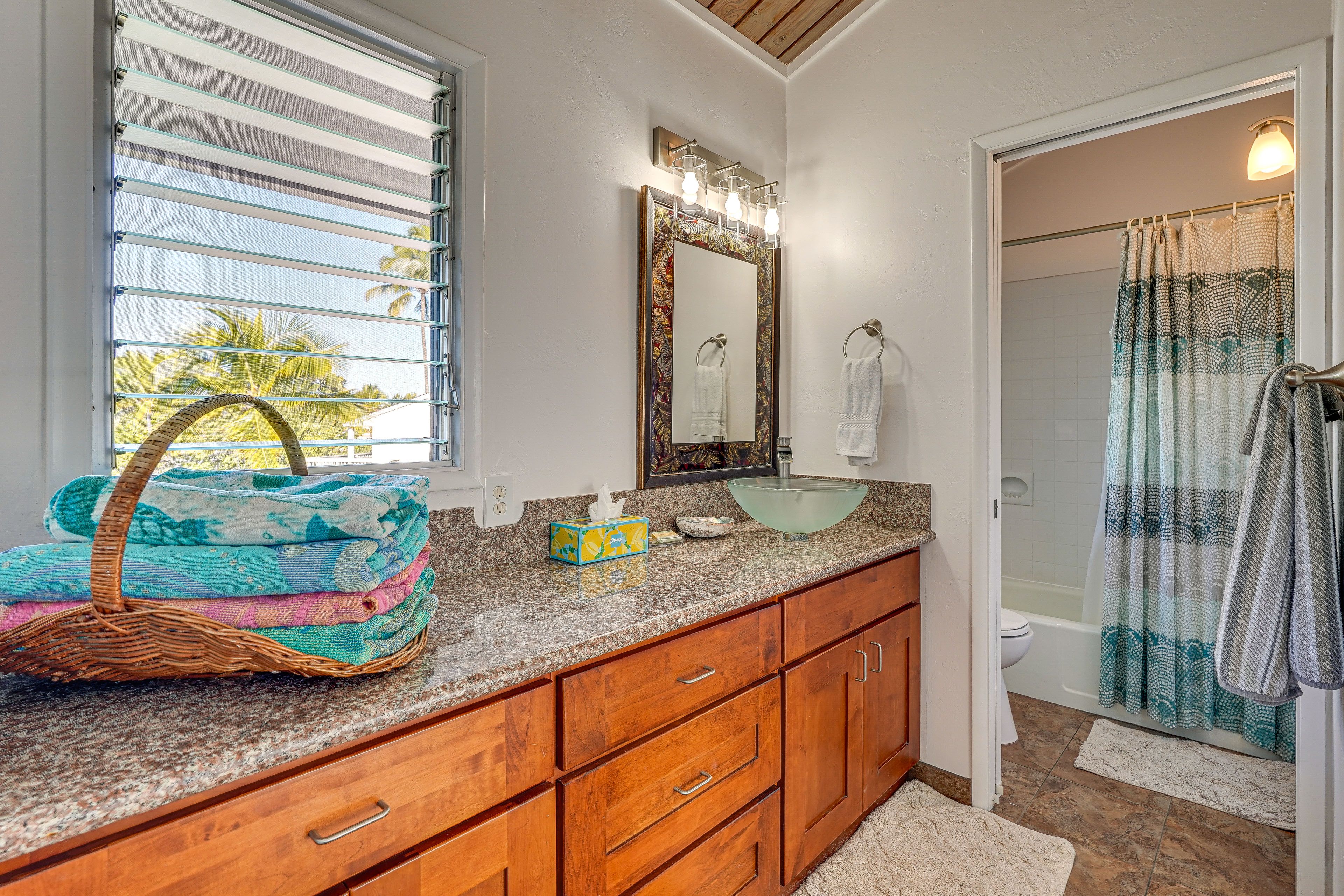 Full Bathroom | Towels Provided