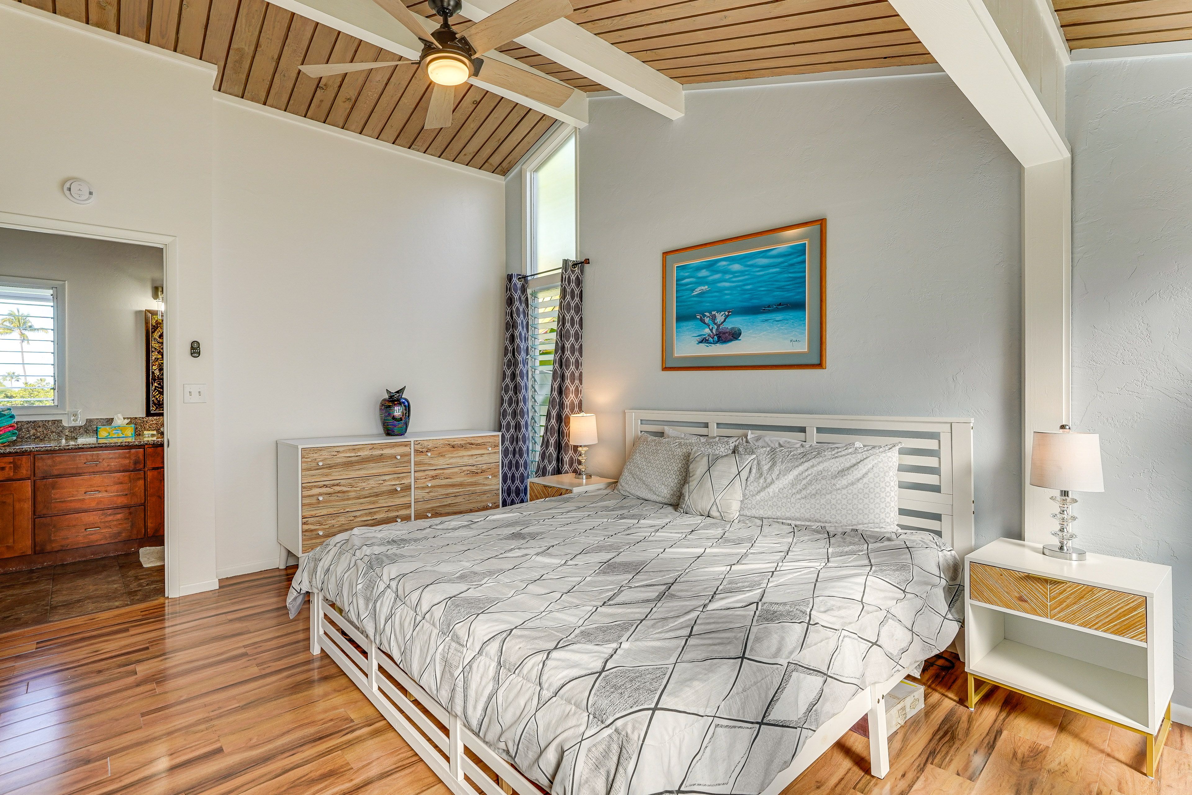 Bedroom | King Bed | Linens Provided