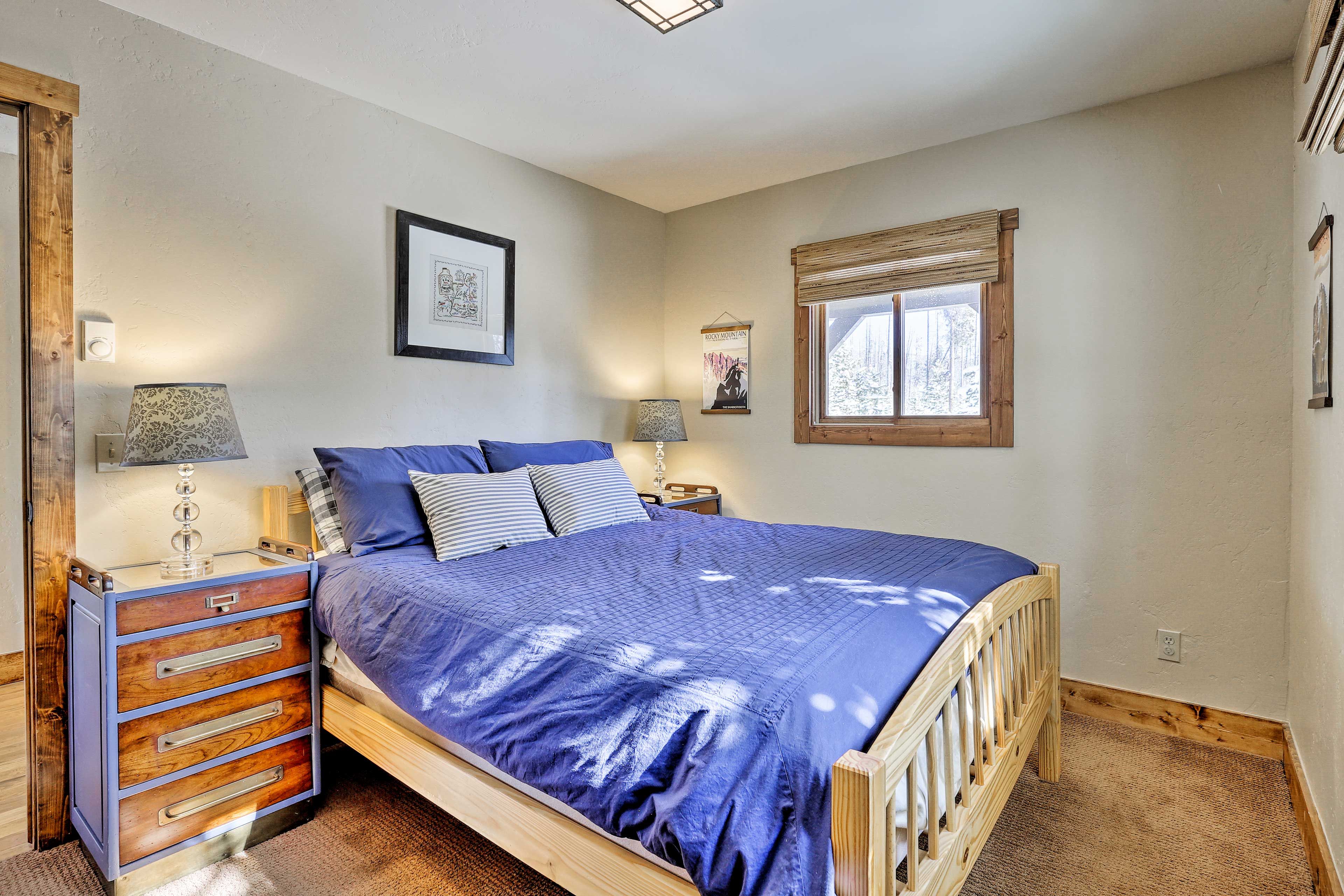 Bedroom 1 | Queen Bed | 1st Floor