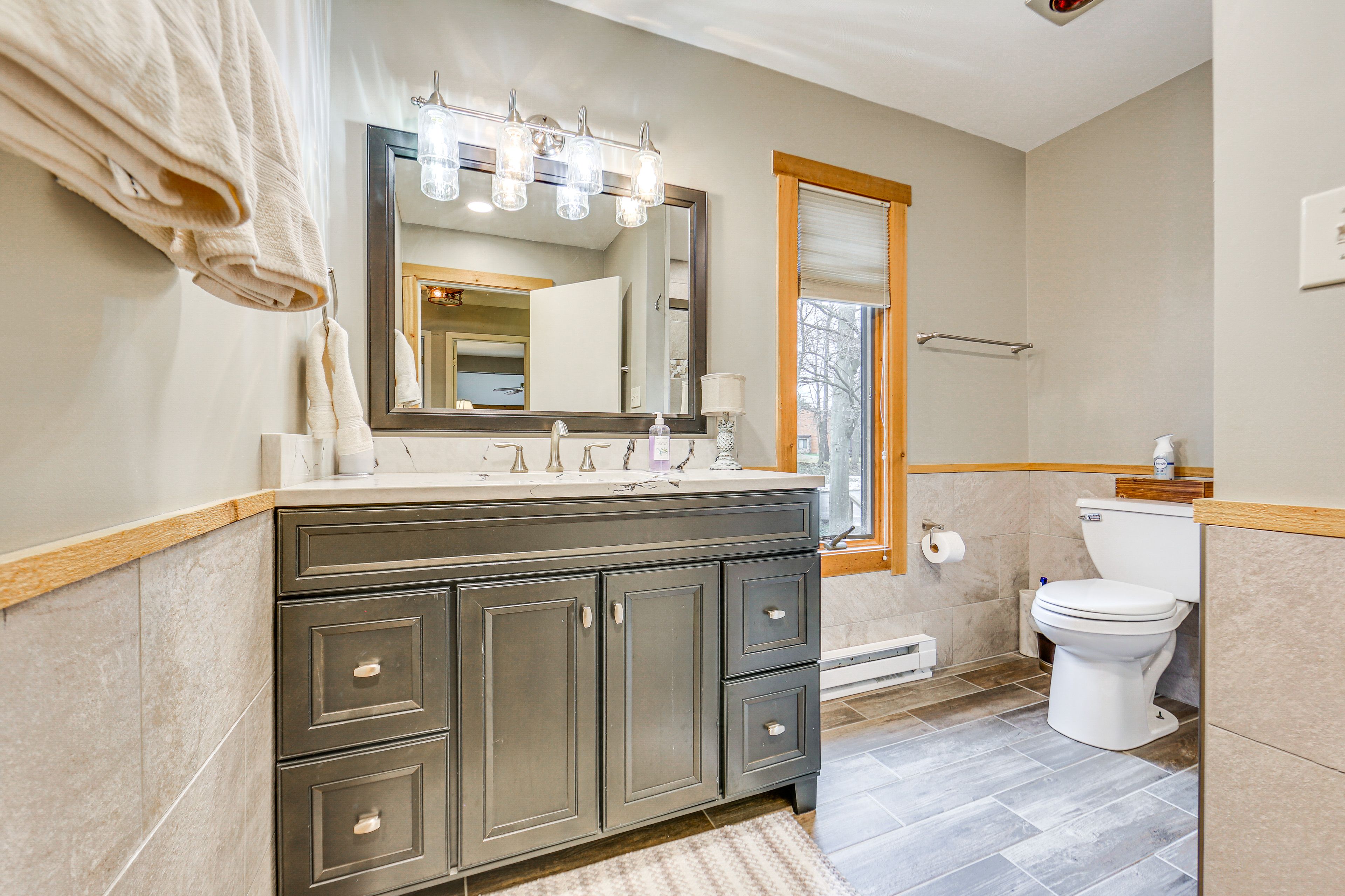 Full Bathroom | Towels Provided