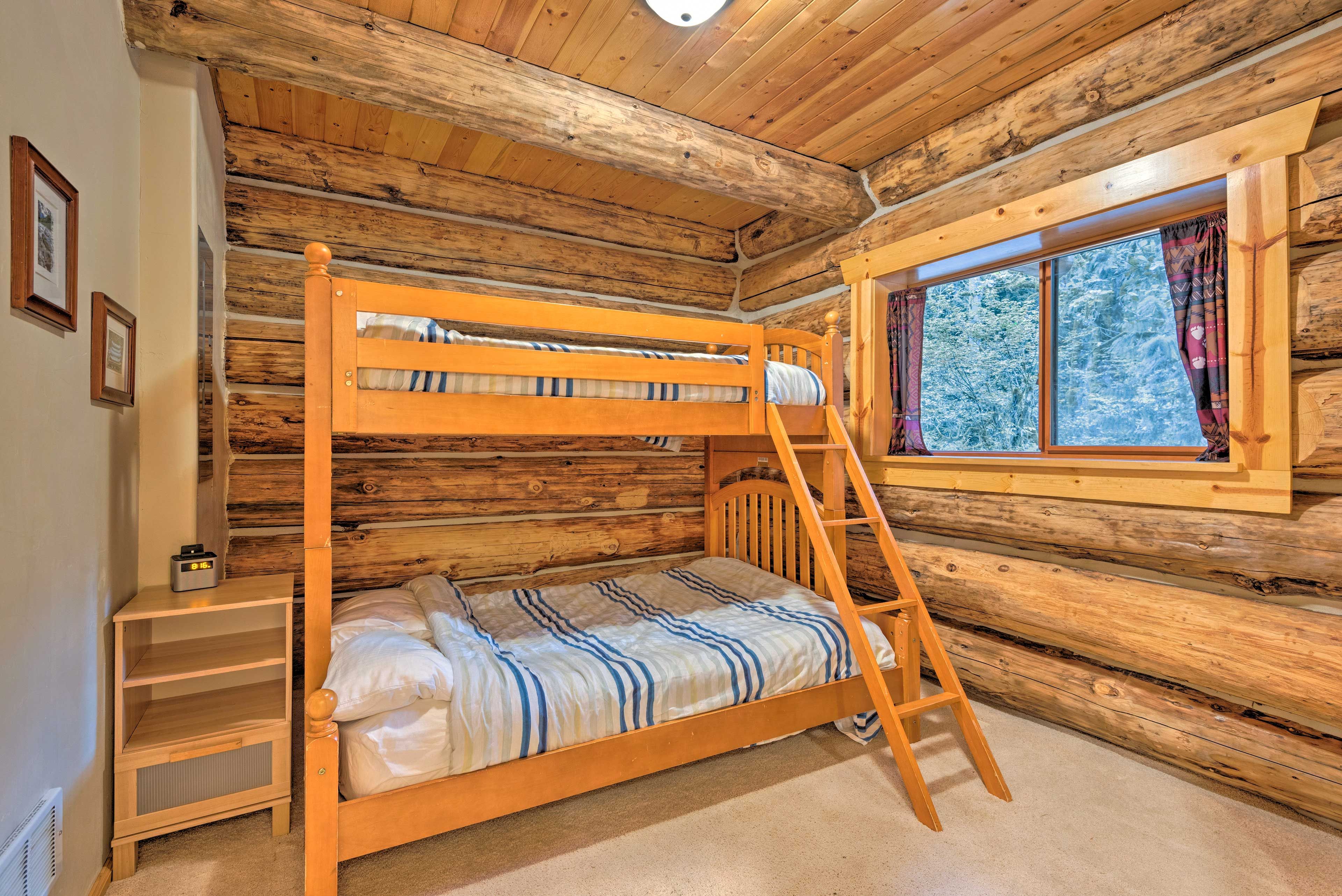 Bedroom 2 | Twin/Queen Bunk Bed