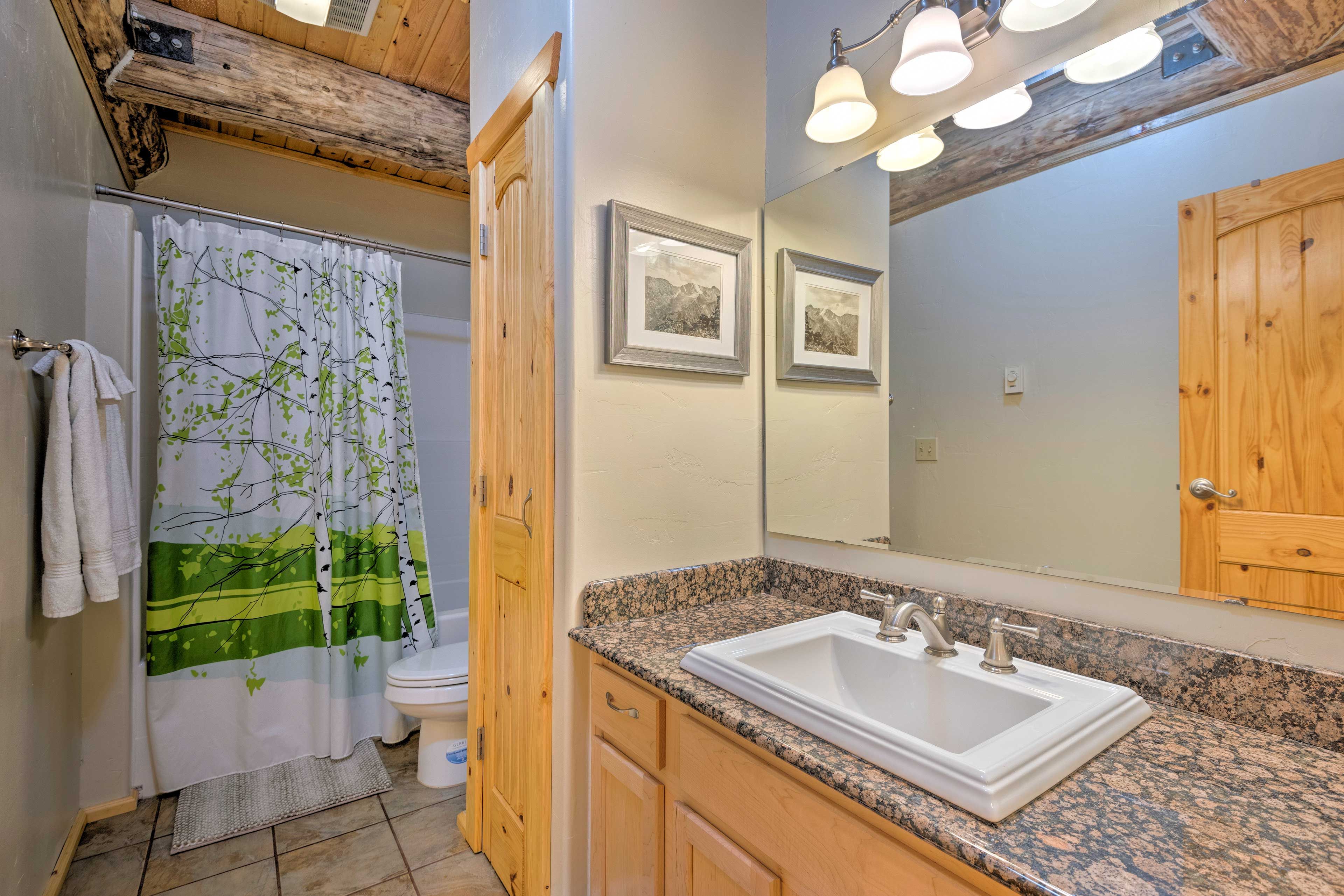 Full Bathroom | Towels Provided