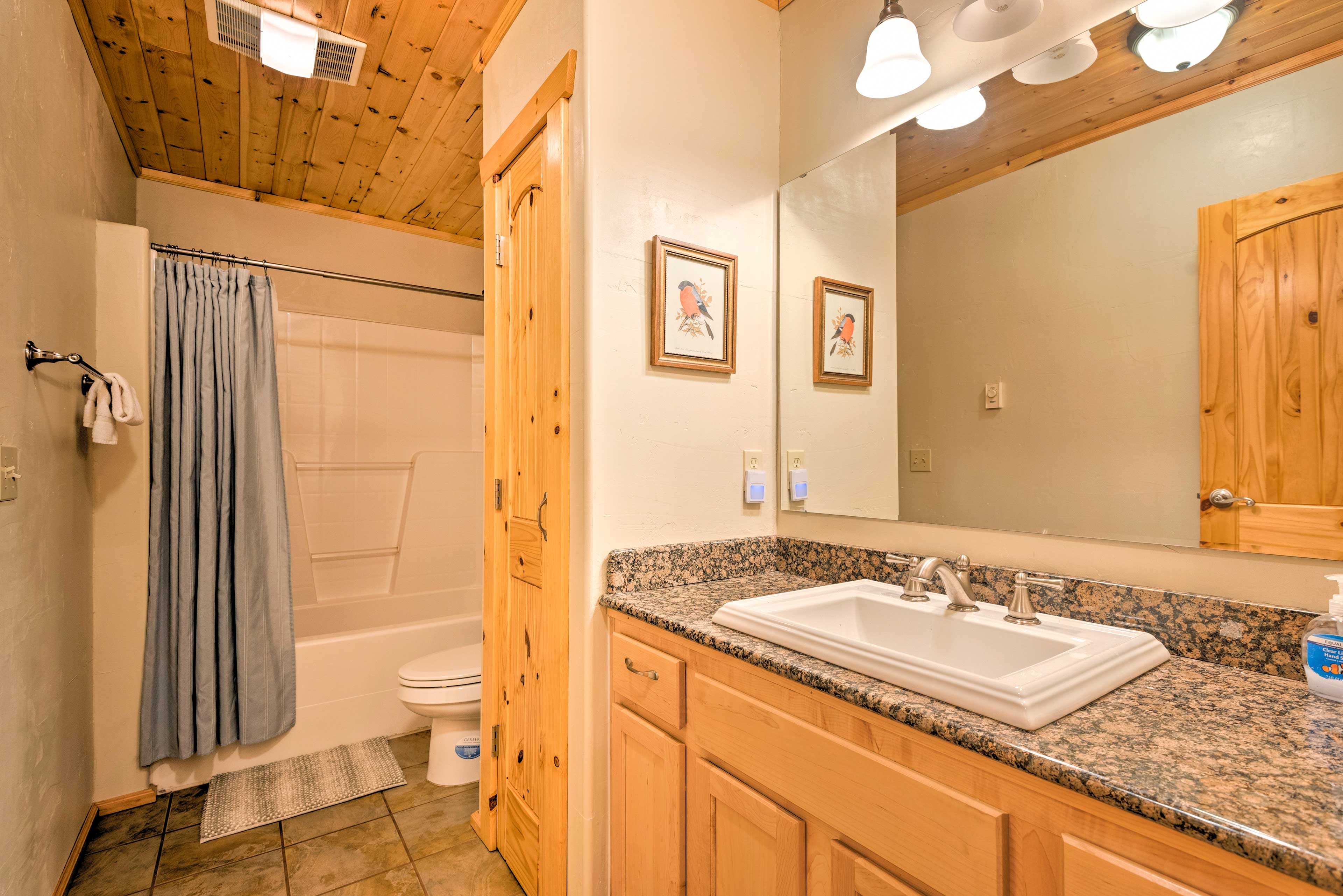 Full Bathroom | Complimentary Toiletries