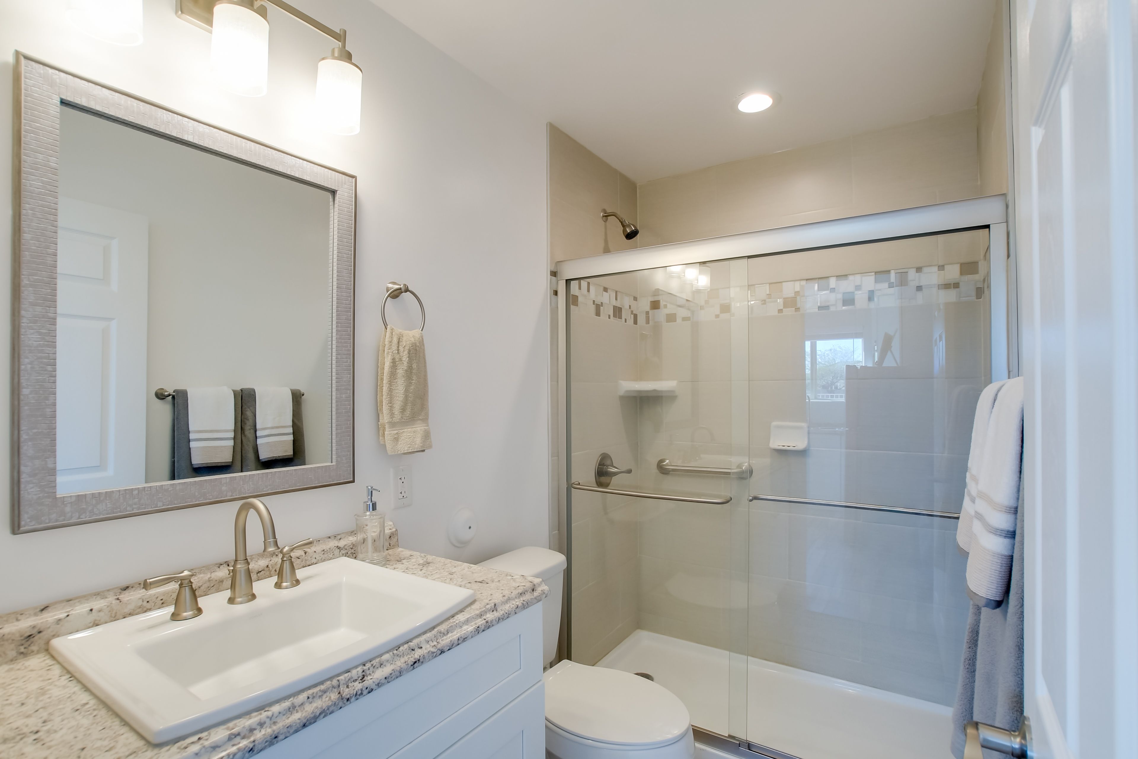 Full Bathroom | Towels Provided | Complimentary Toiletries