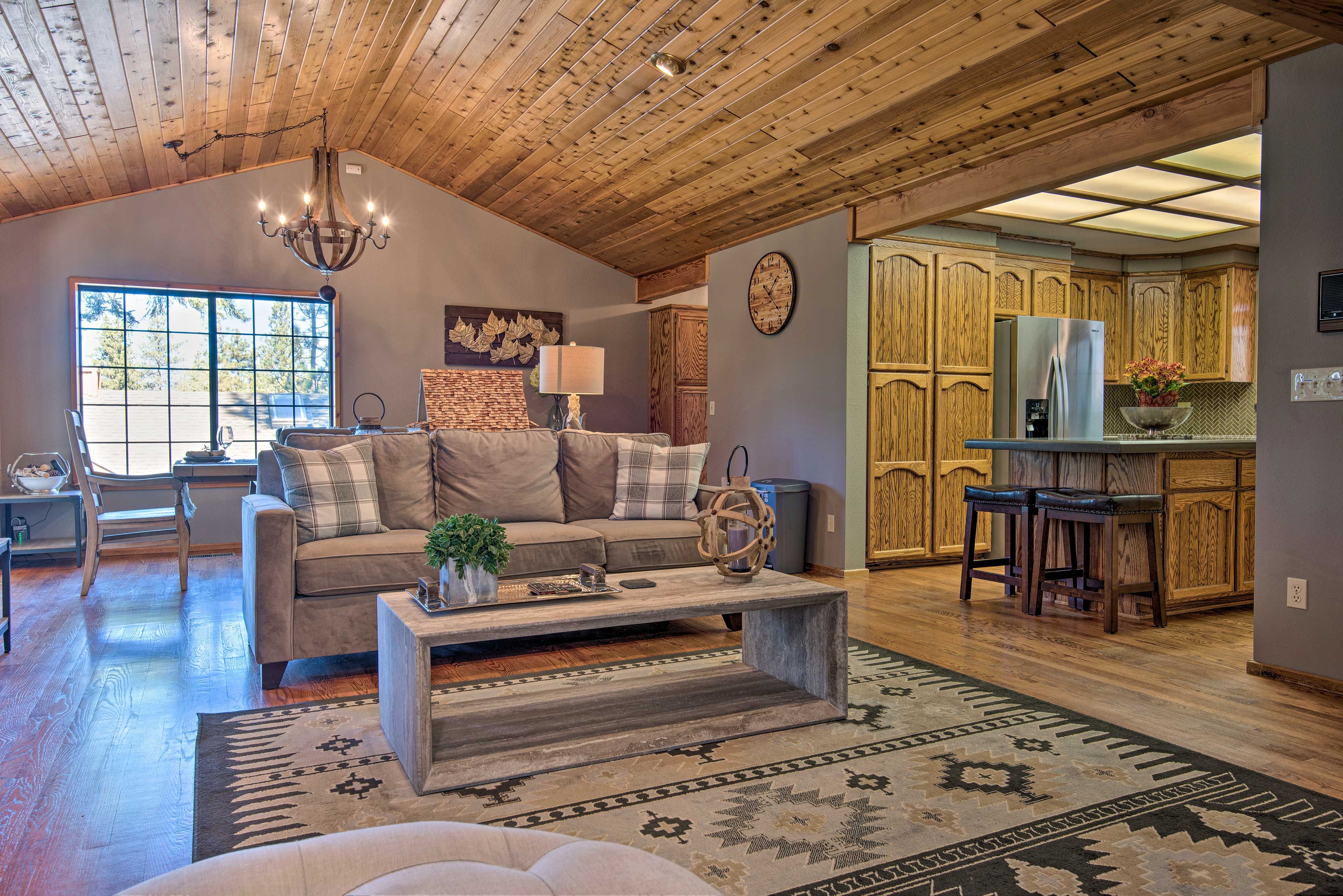 This charming vacation rental features high-end charm and convenience.