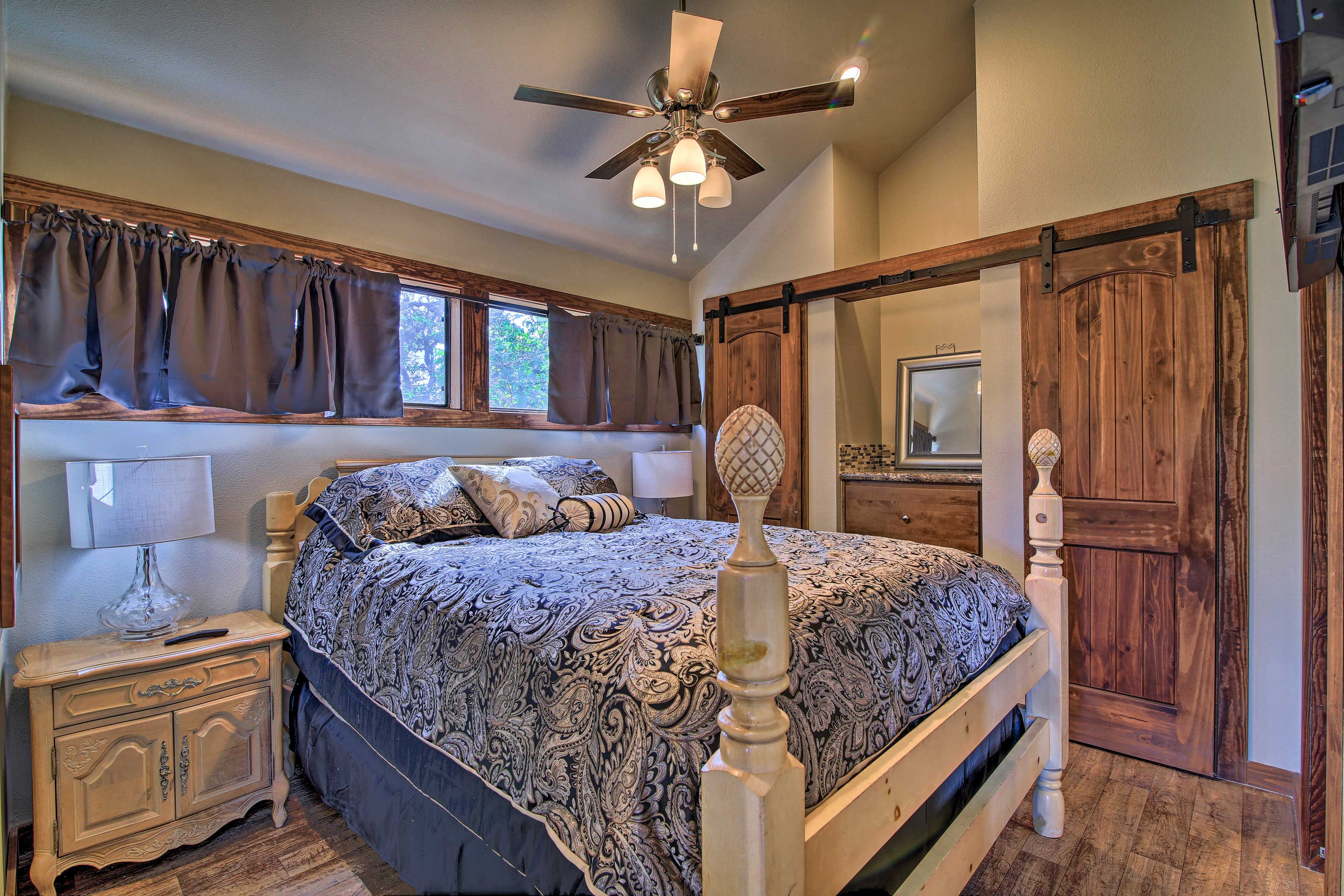 Bedroom | Queen Bed
