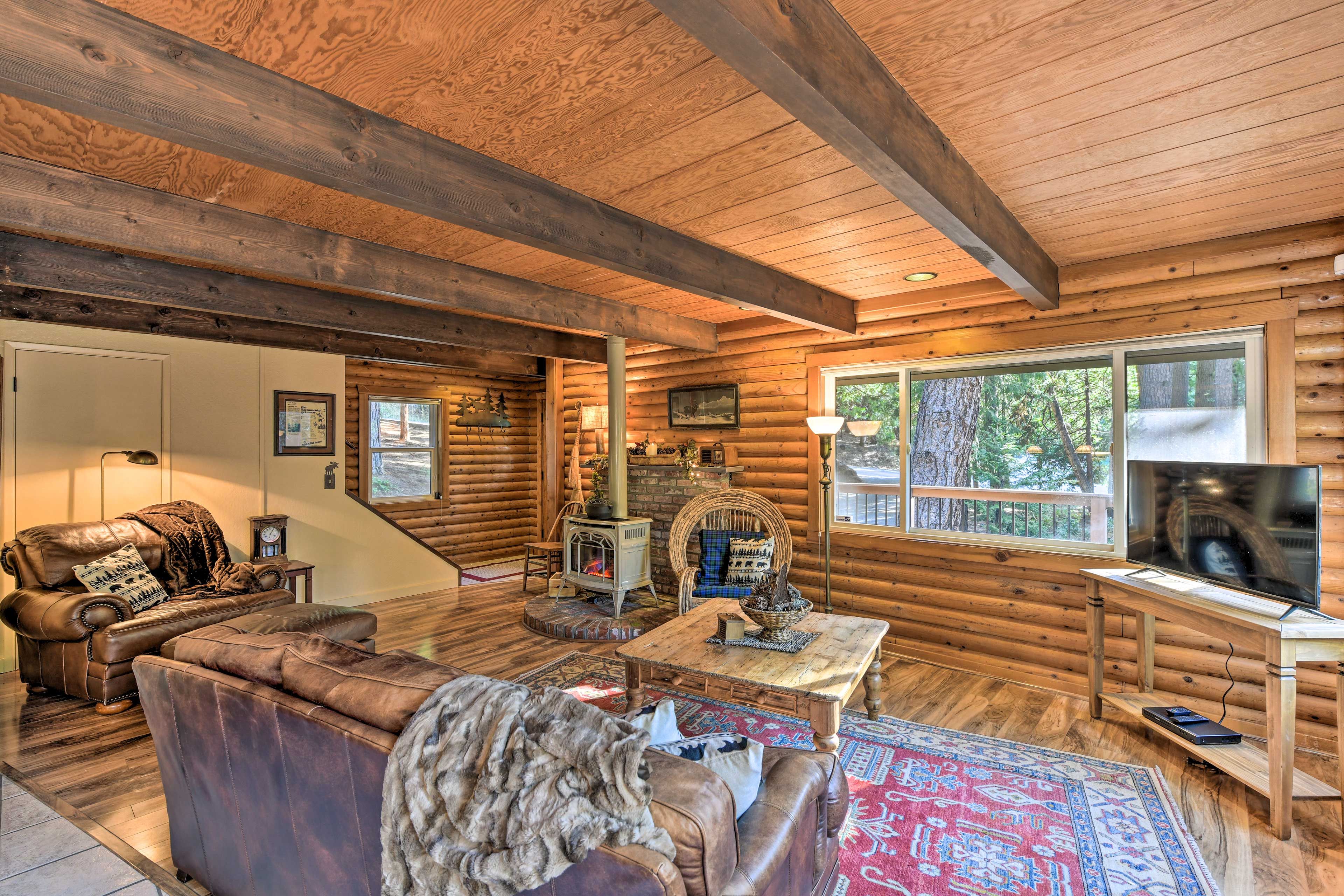 Living Room | Smart TV | Gas Fireplace