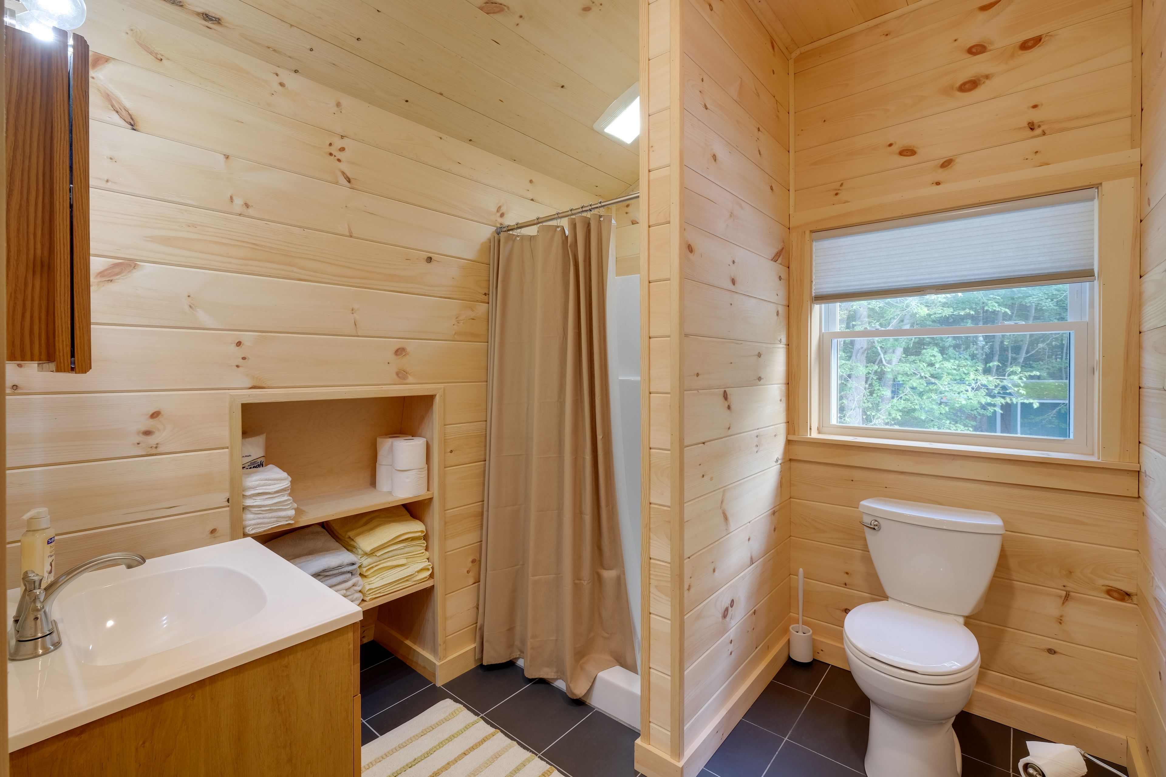 Full Bathroom | Towels & Linens Provided