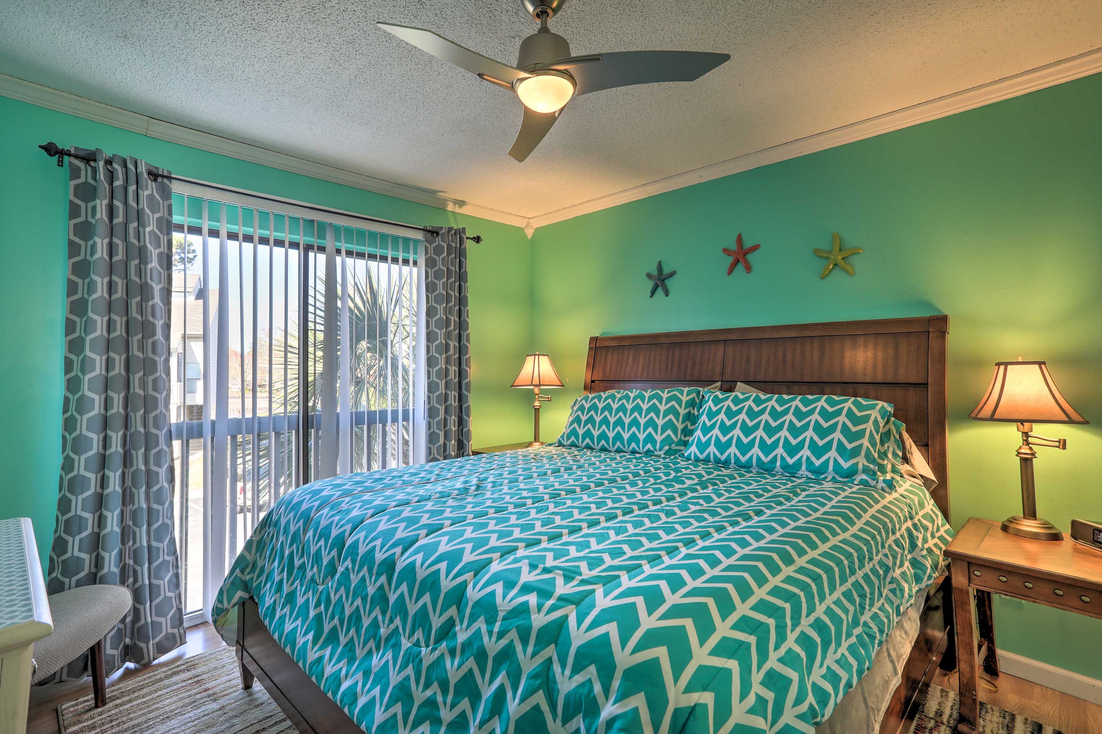 Bedroom 1 | Queen Bed | En-Suite Bathroom
