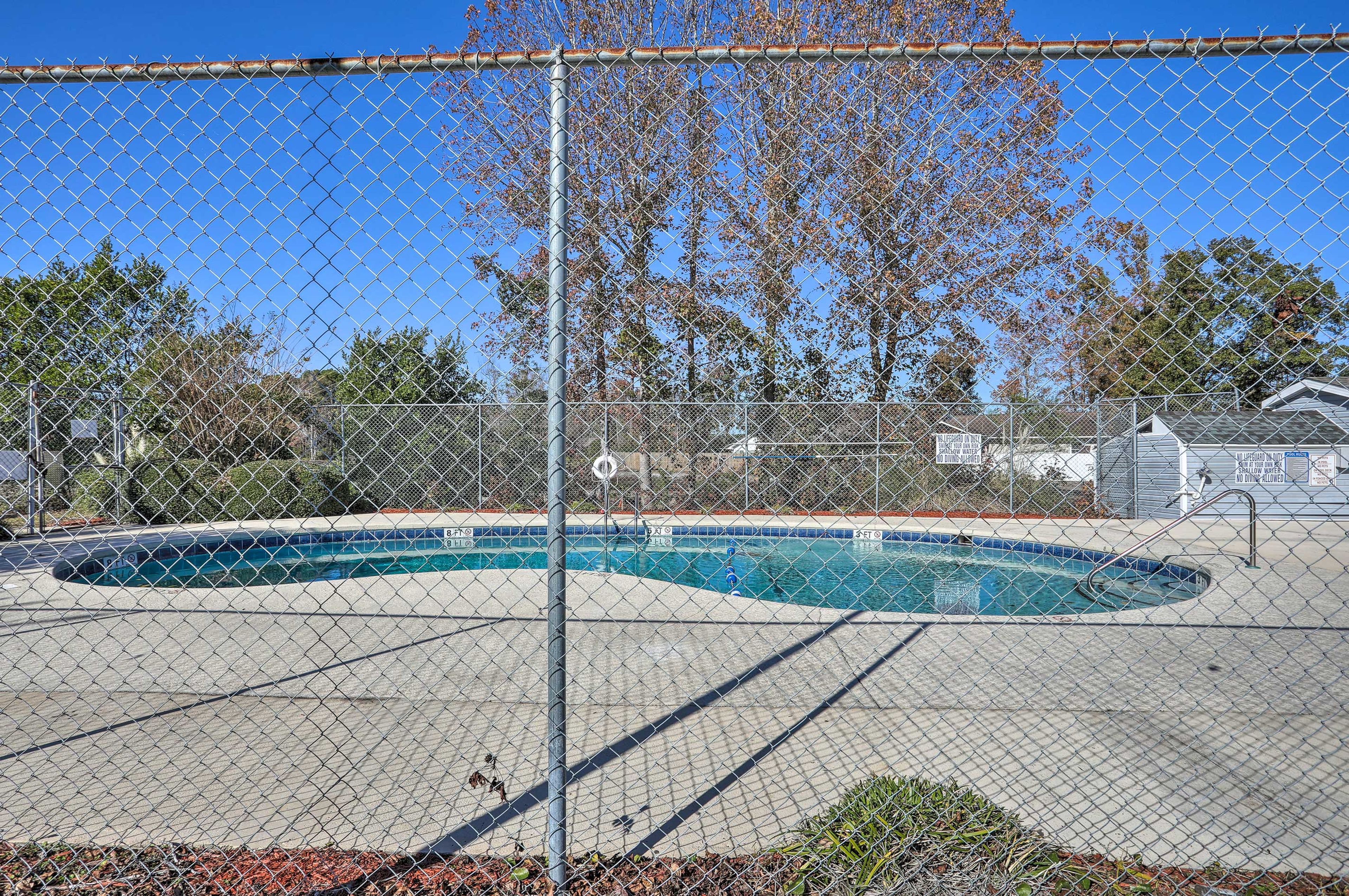 Community Amenities | Outdoor Pool