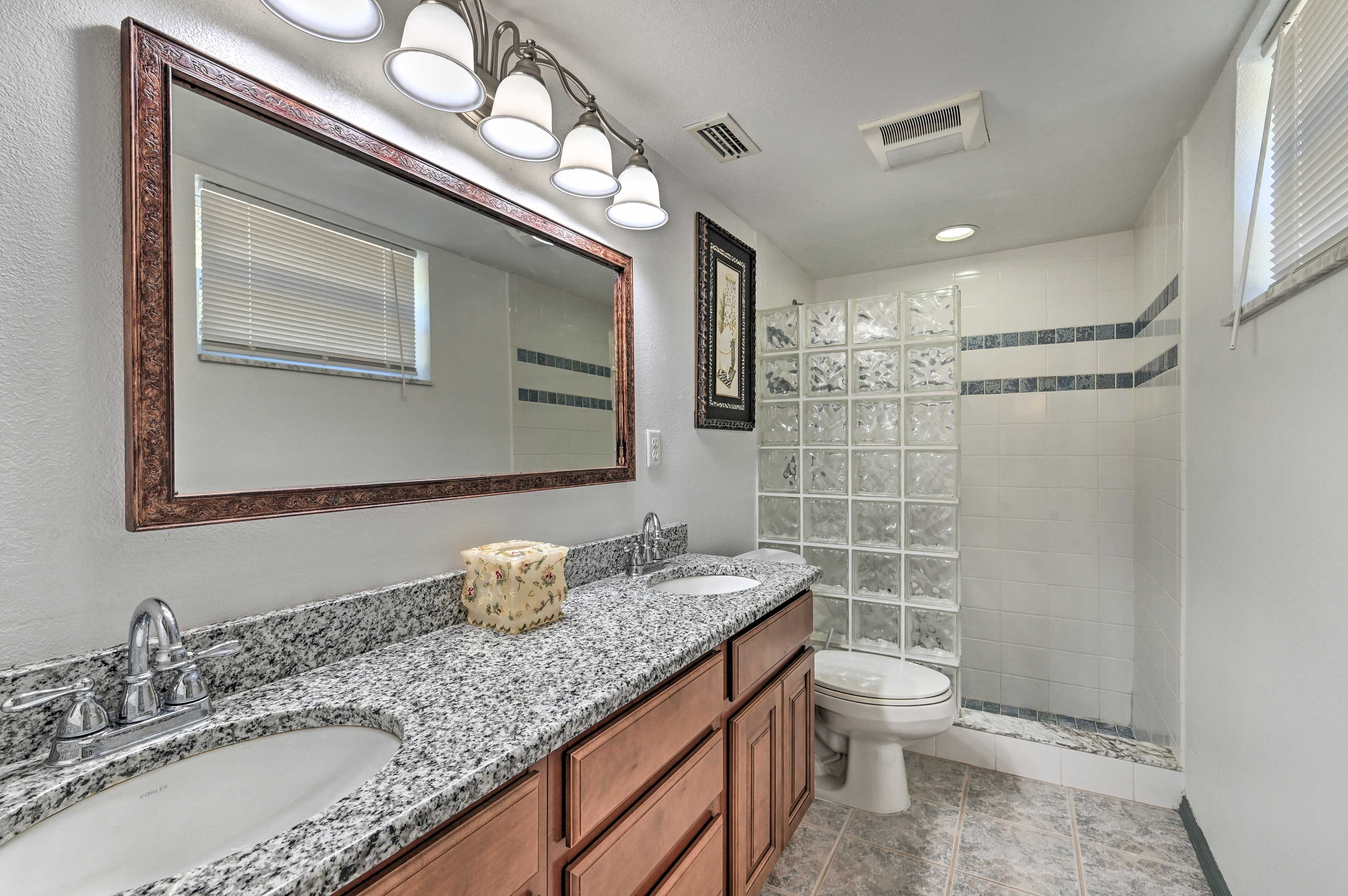 Full Bathroom | Linens & Towels