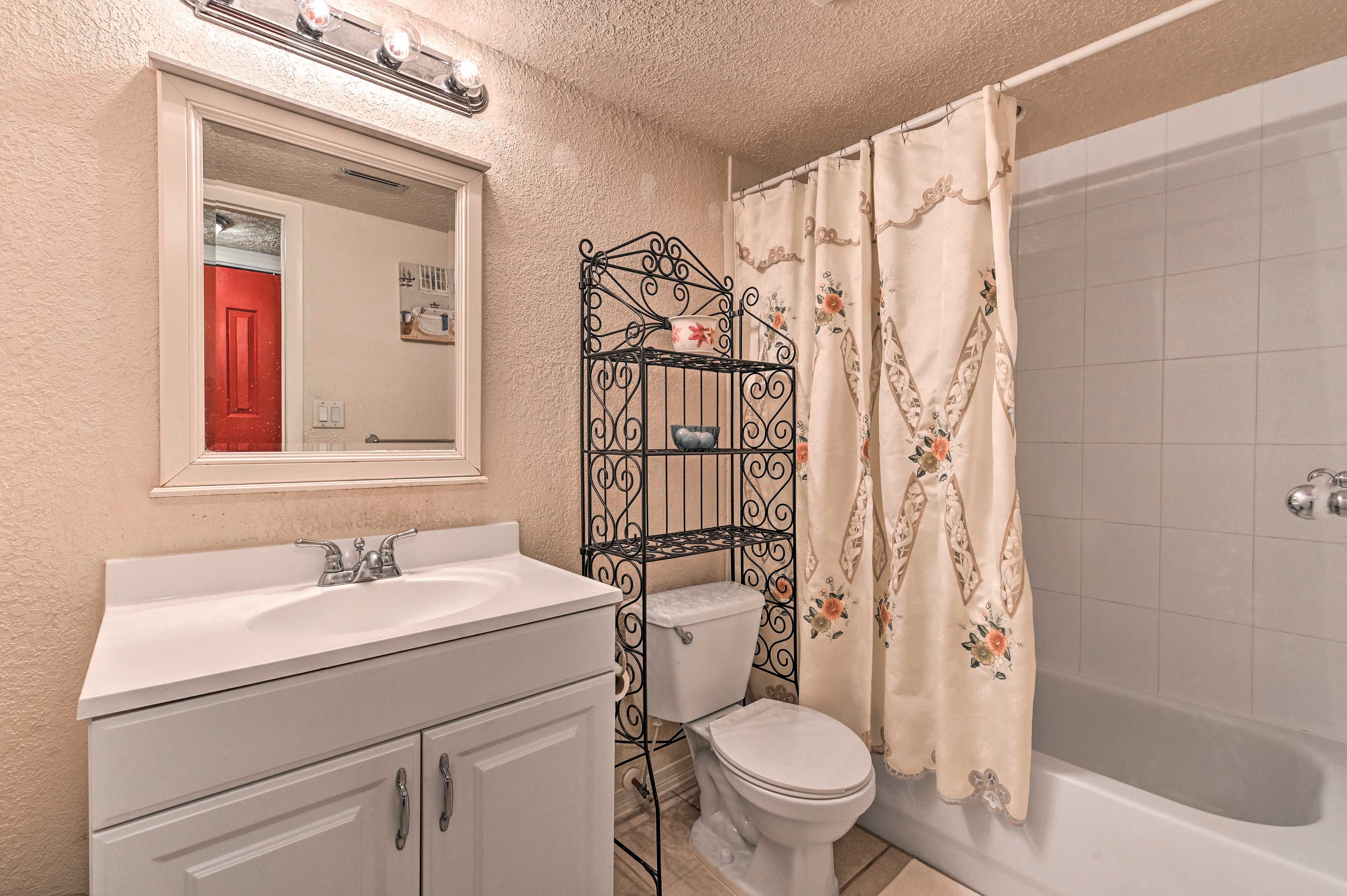 Full Bathroom | Complimentary Toiletries | Hair Dryer