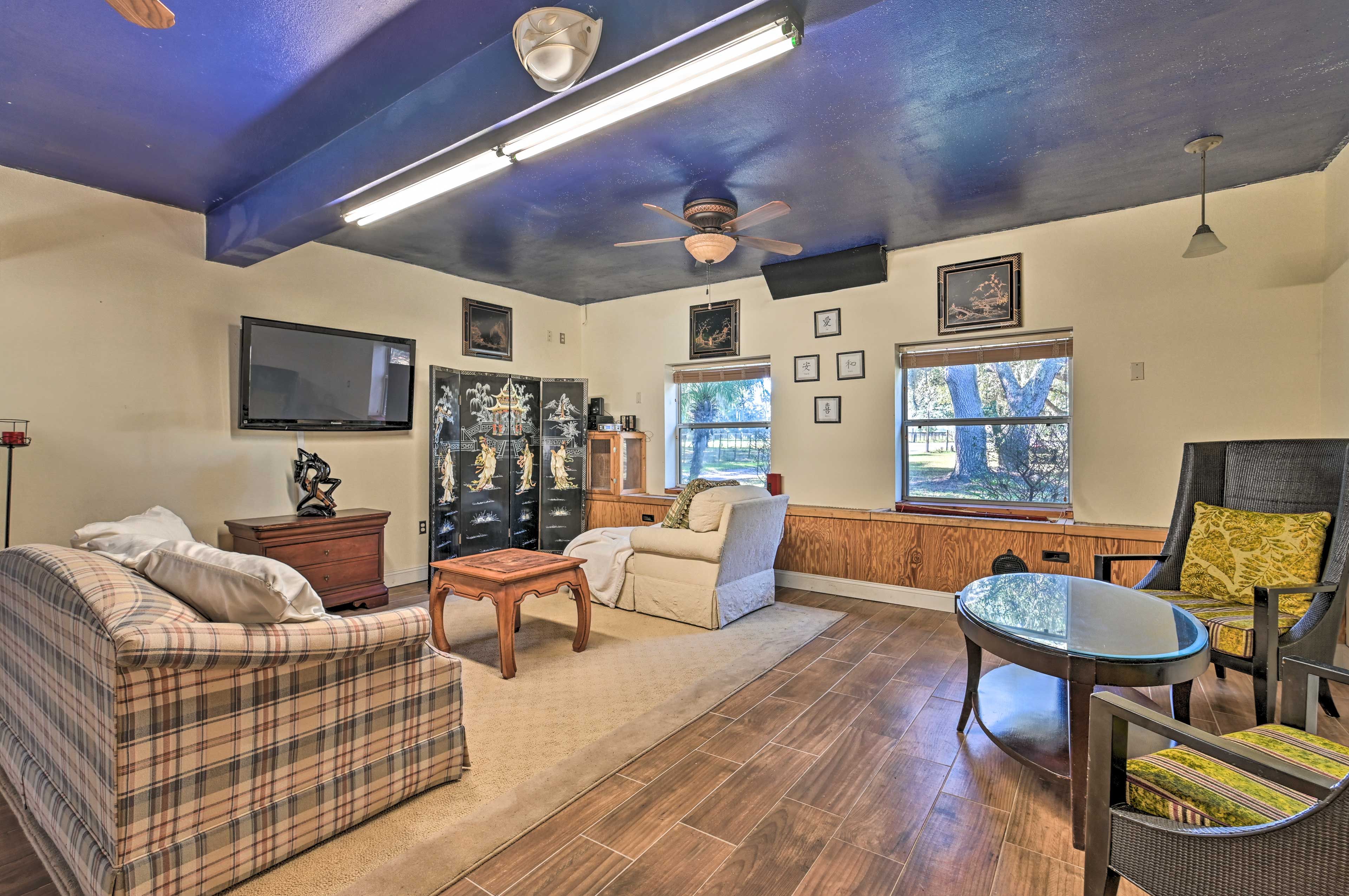Family Room | Sleeper Sofa | Laptop-Friendly Space