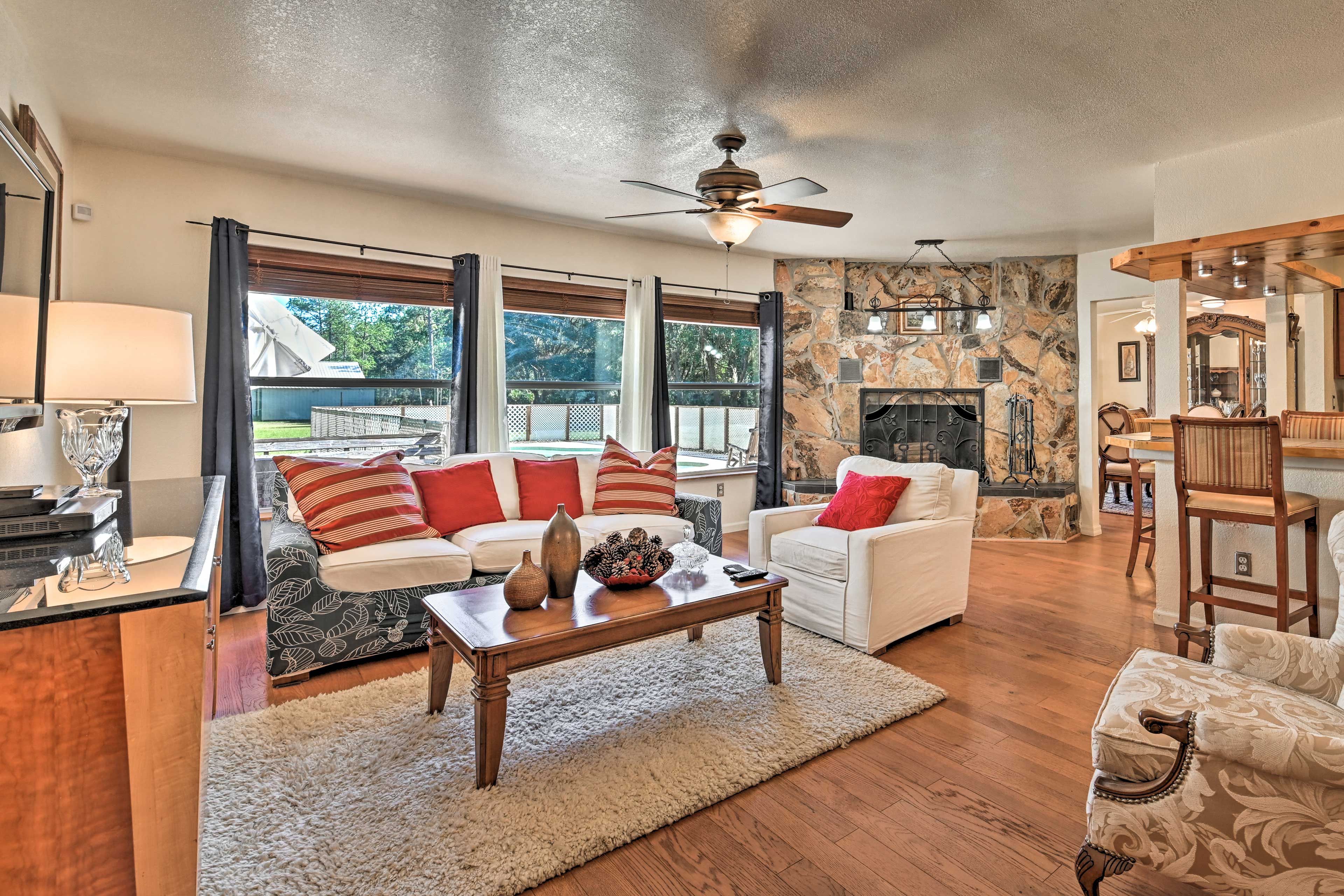 Living Room | Central A/C & Heating | Smart TV | Free WiFi