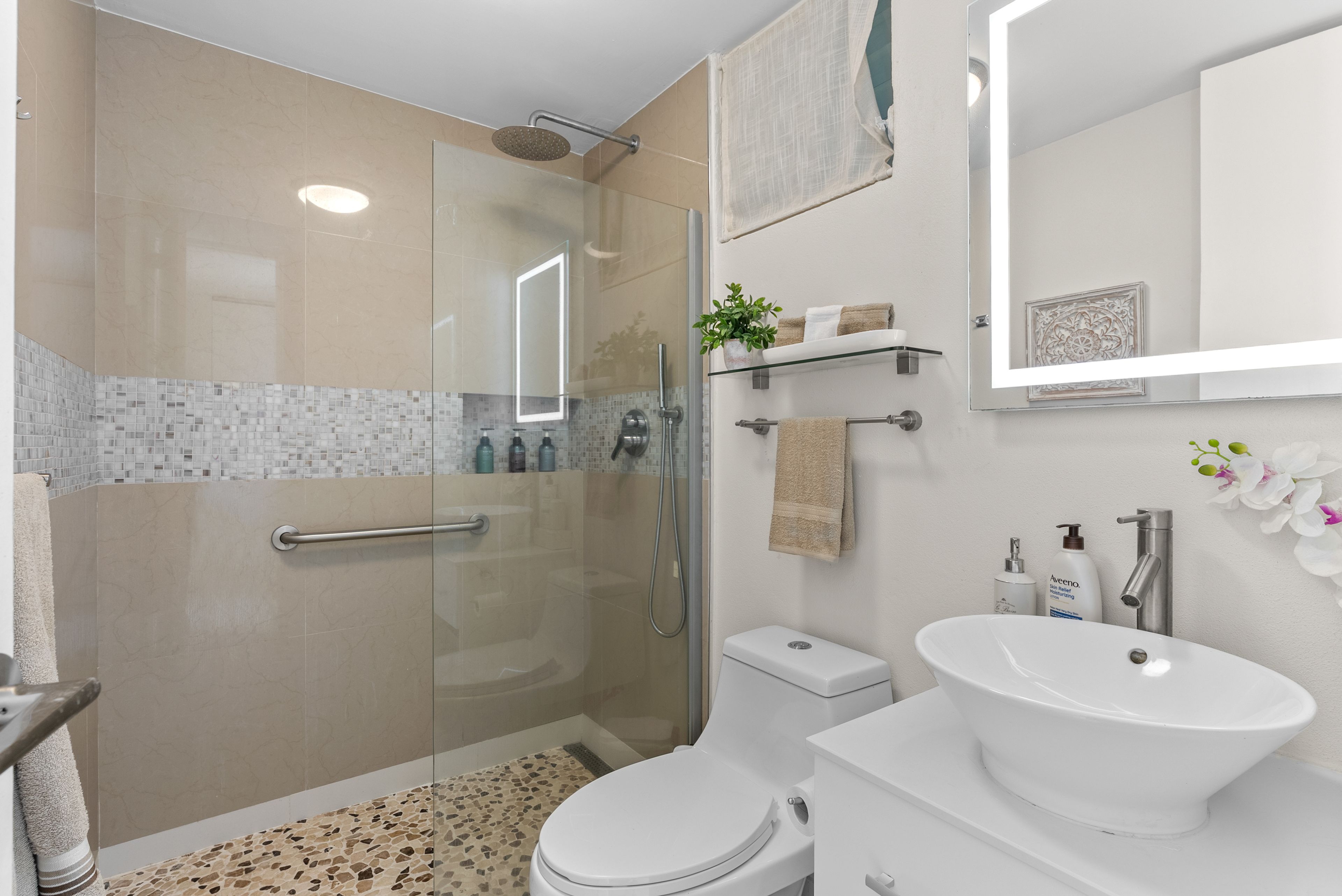 Full Bathroom | Complimentary Toiletries