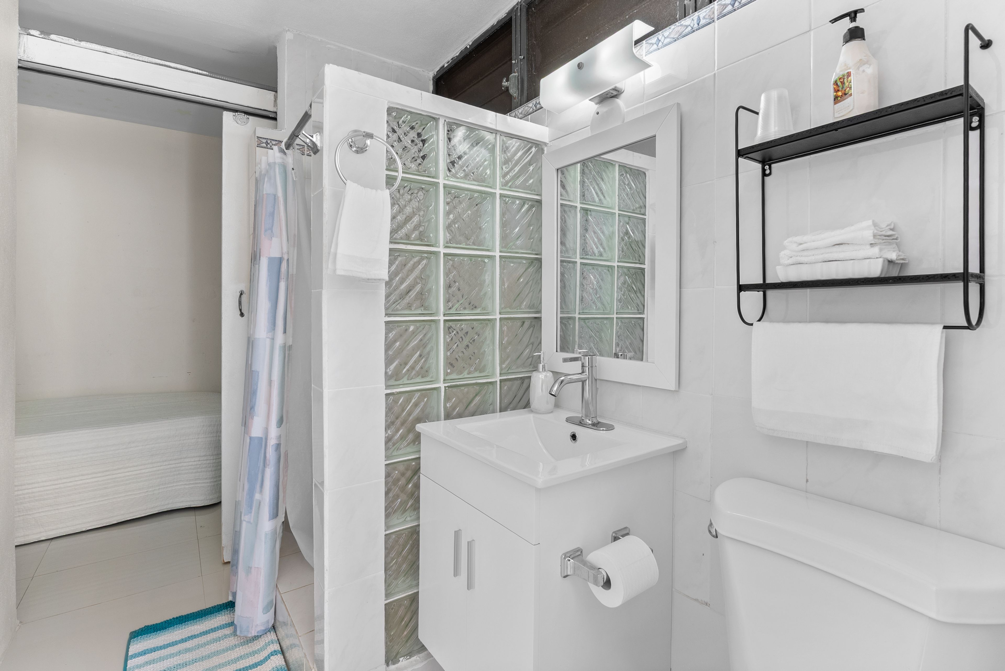 Full Bathroom | Linens & Towels