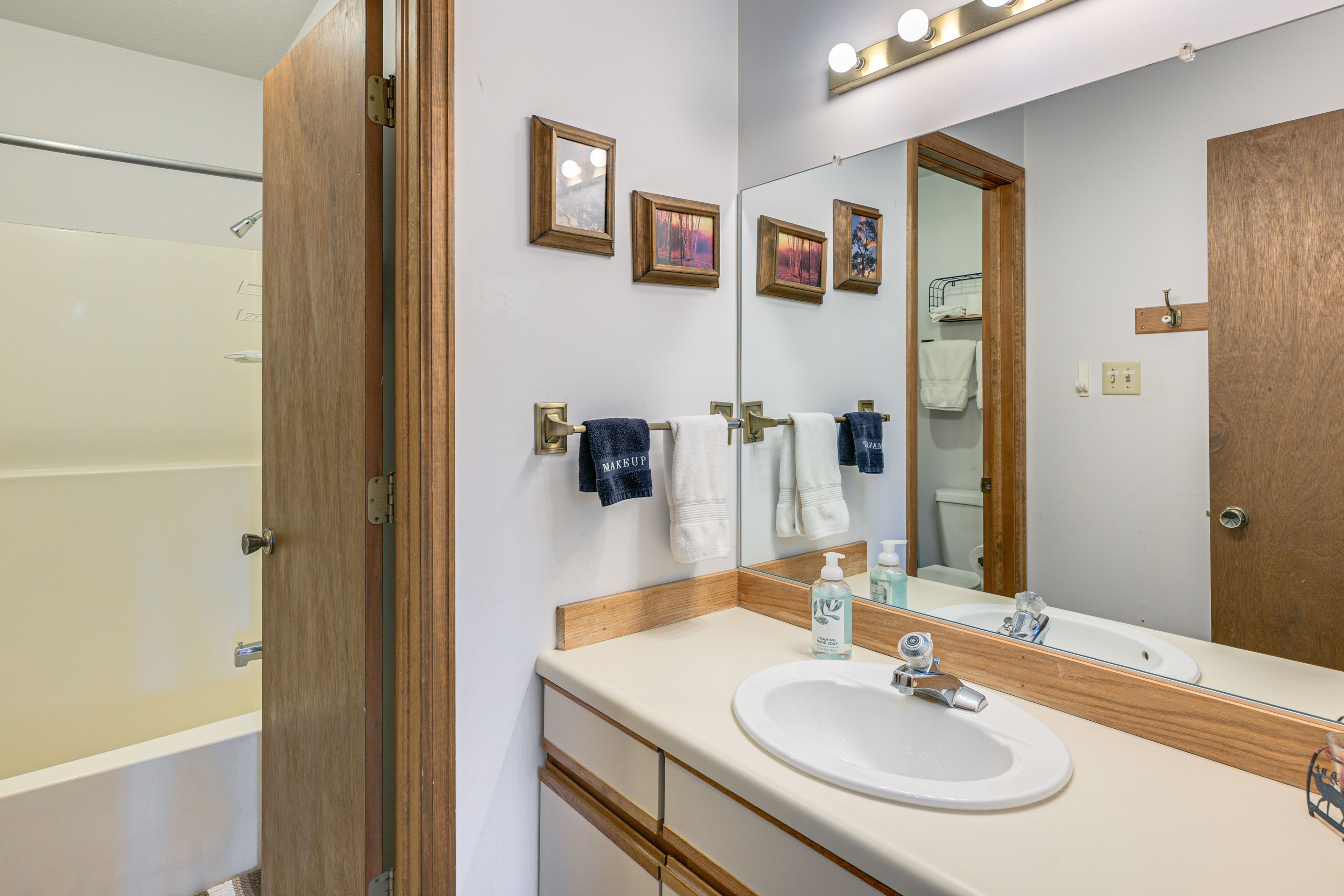 Full Bathroom | Linens & Towels