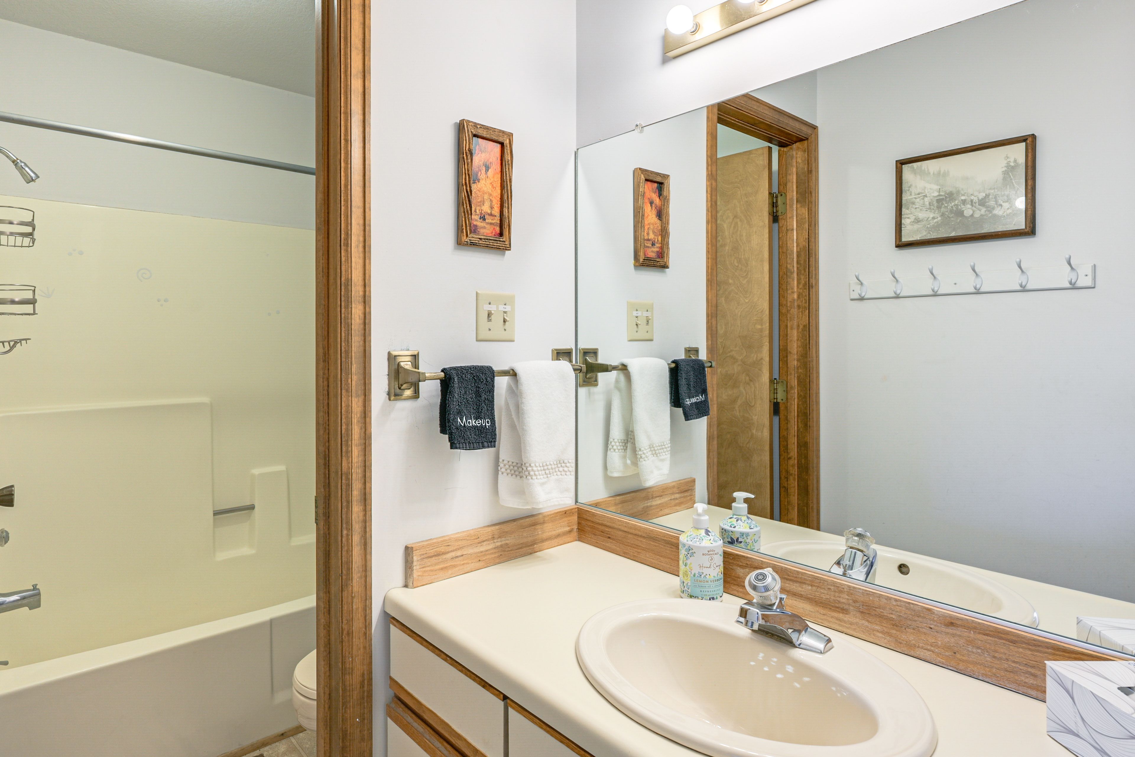 Full Bathroom | Complimentary Toiletries | Hair Dryer