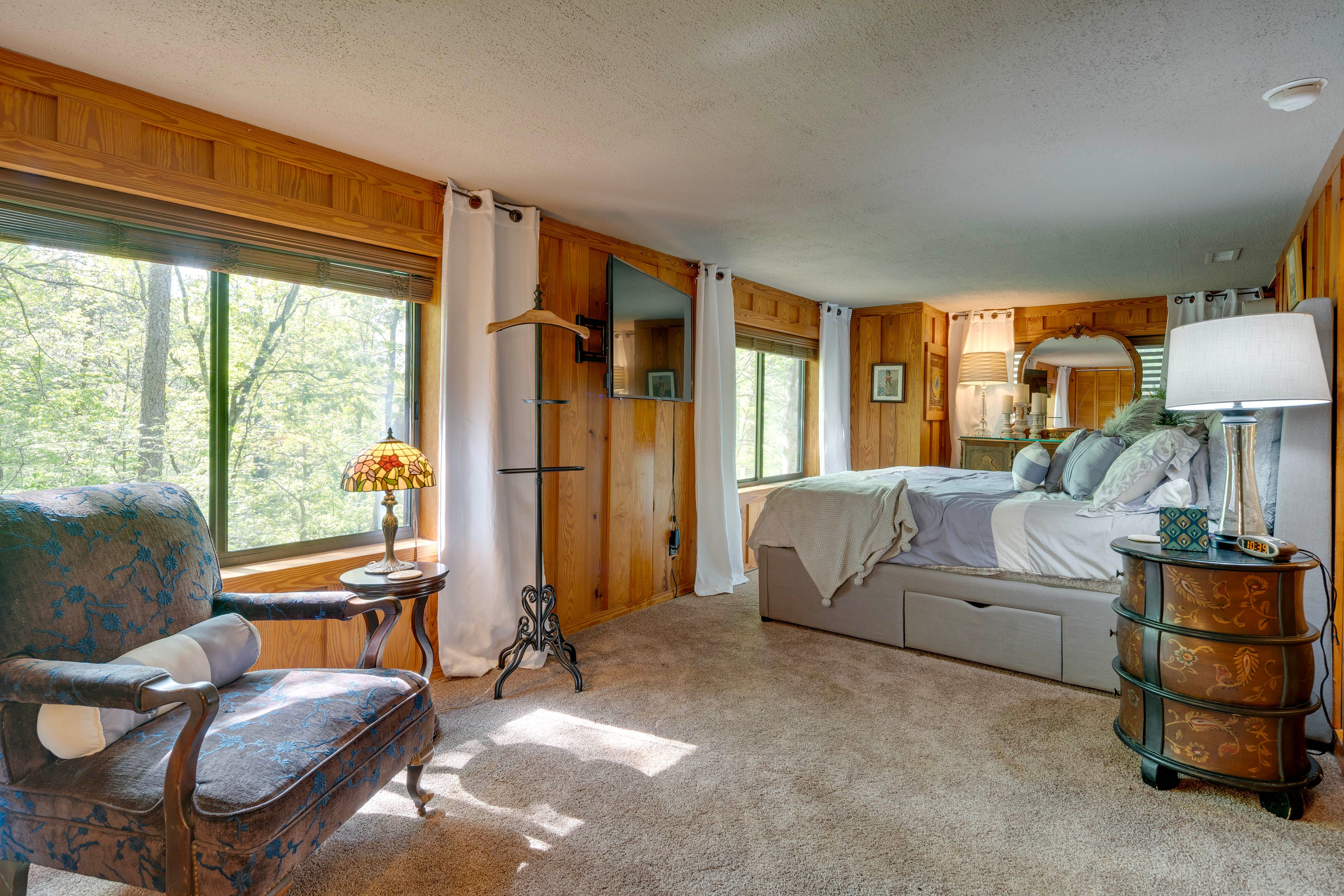 Bedroom 1 | King Bed | Linens Provided | Main Floor