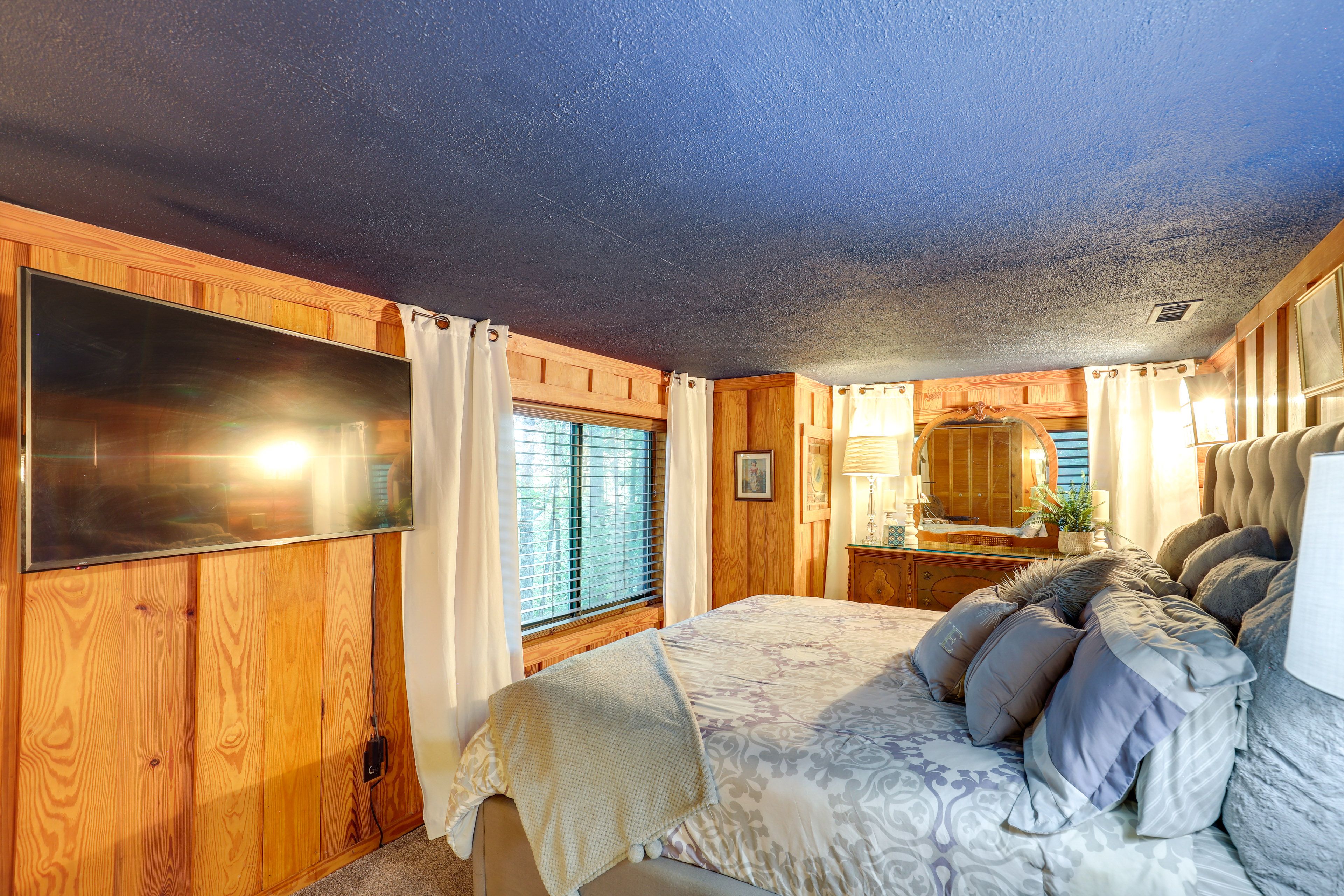 Bedroom 1 | King Bed | Linens Provided | Main Floor