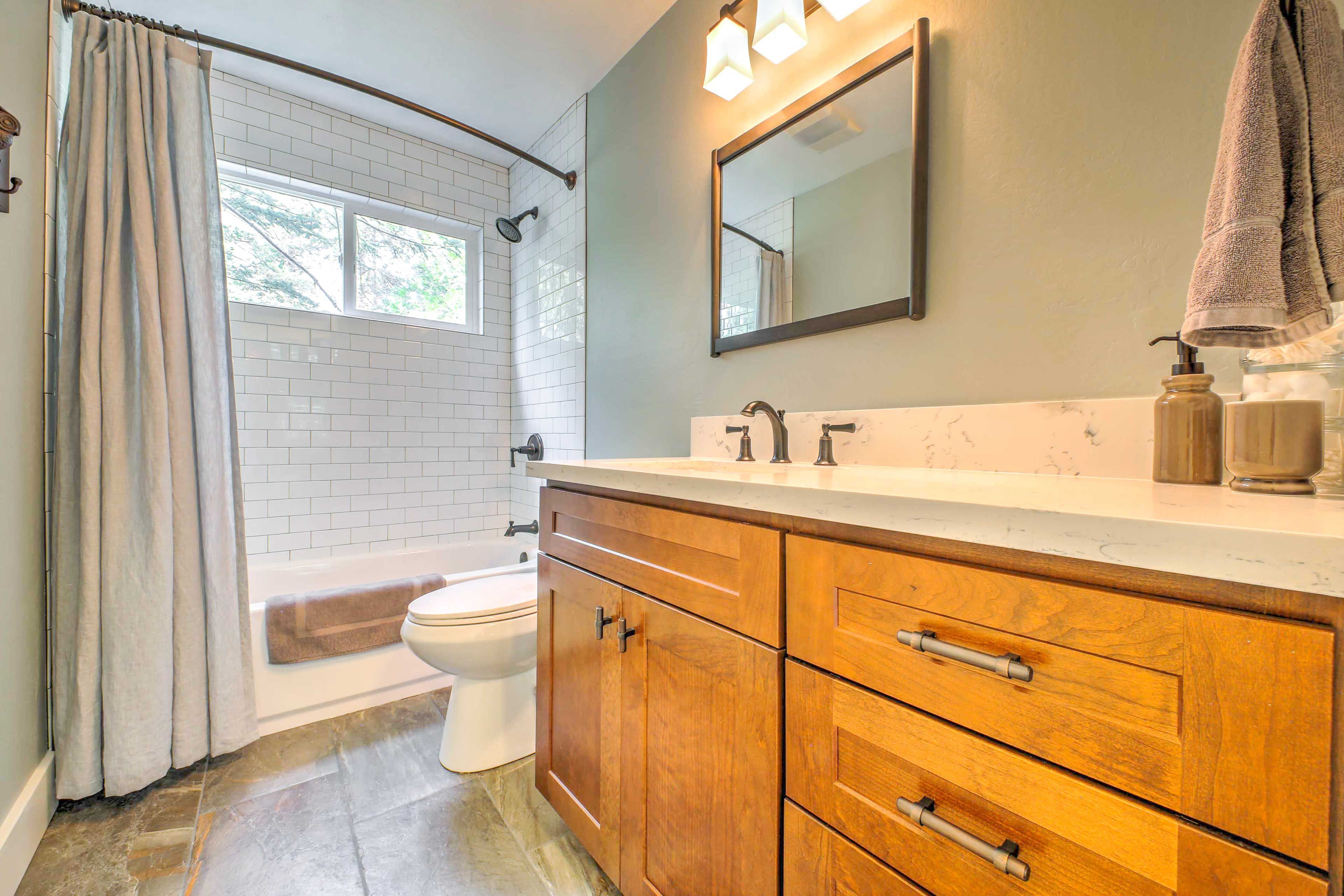 Full Bathroom | Complimentary Toiletries