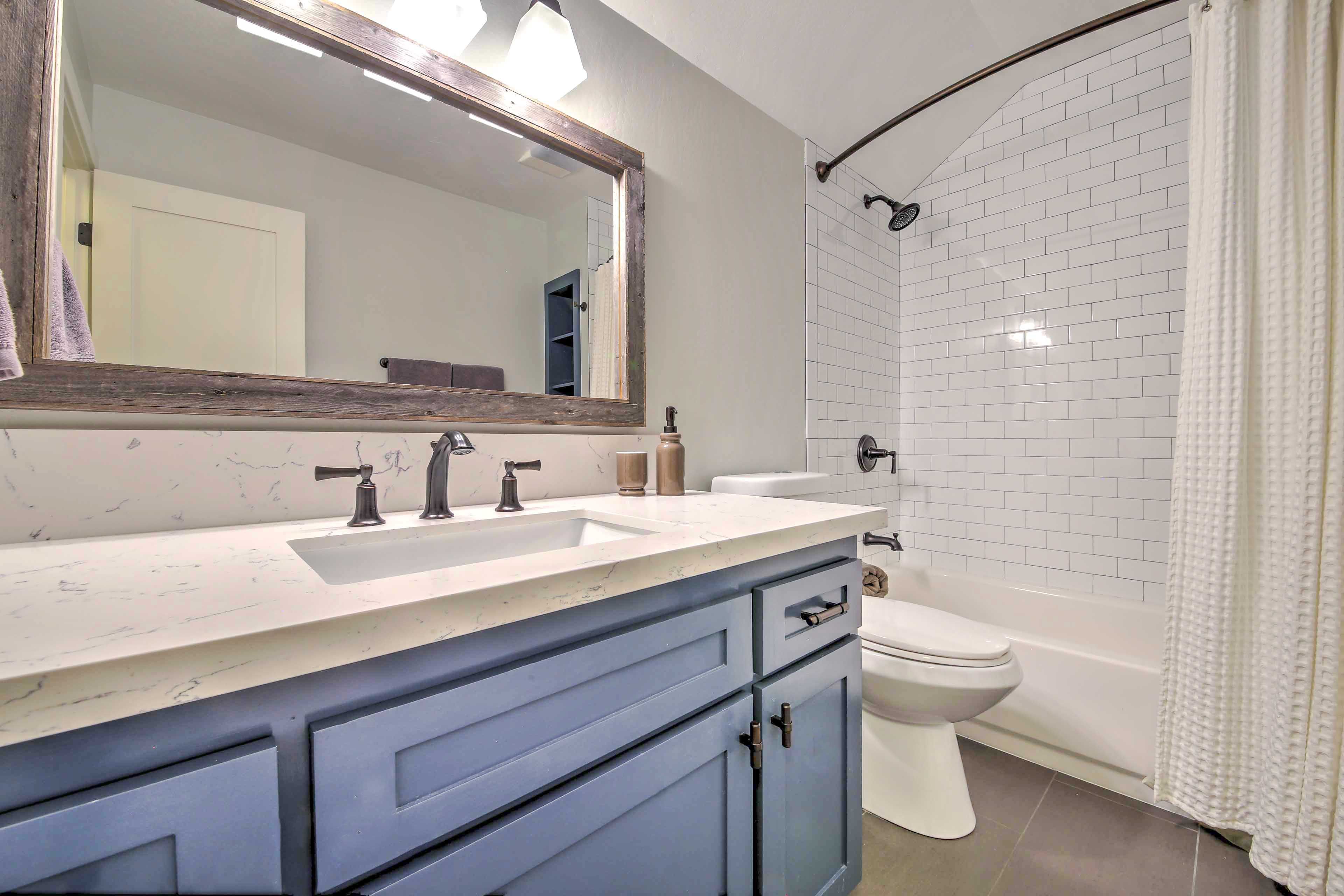 Full Bathroom | Towels Provided
