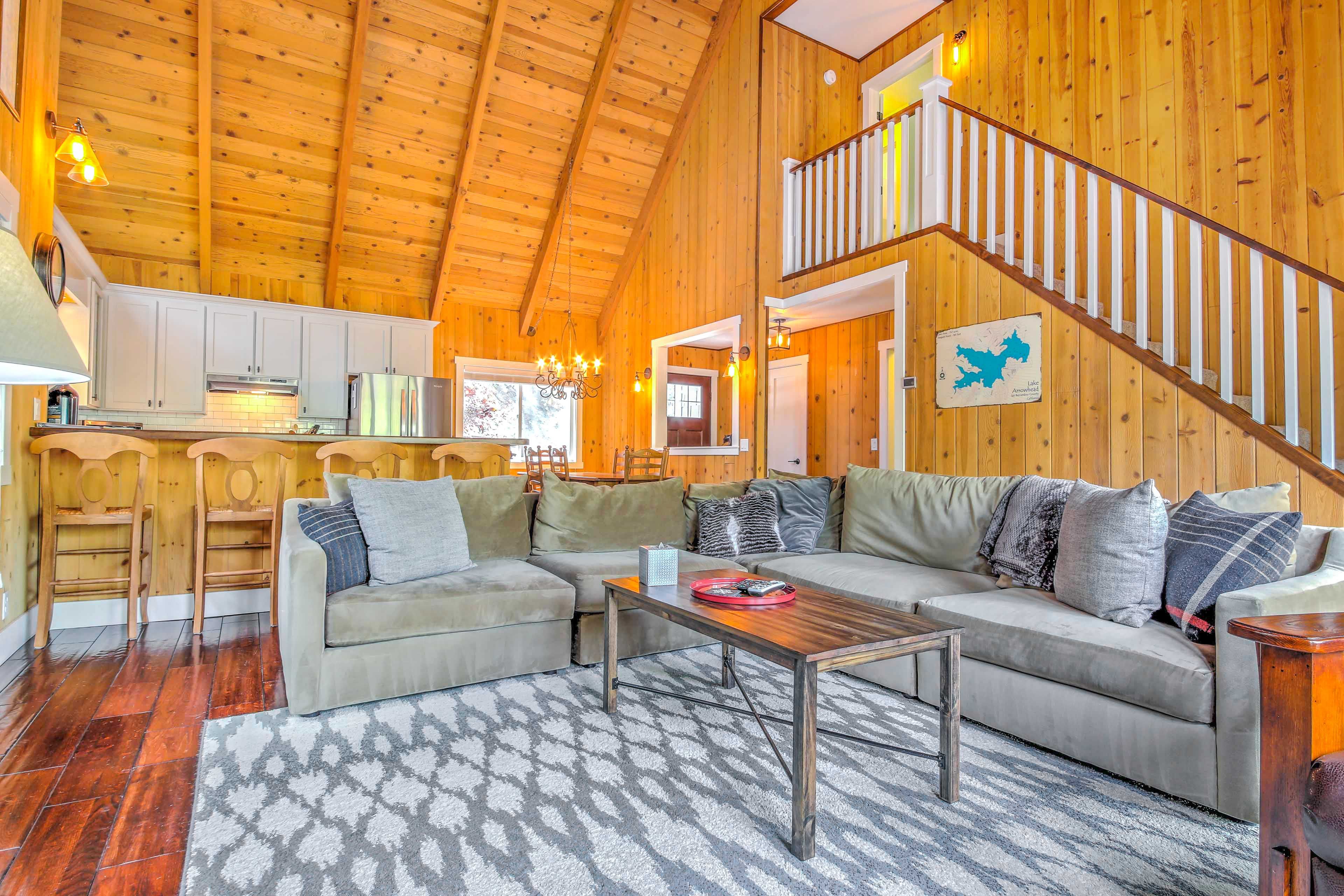 Living Room | Central A/C & Heating | Free WiFi