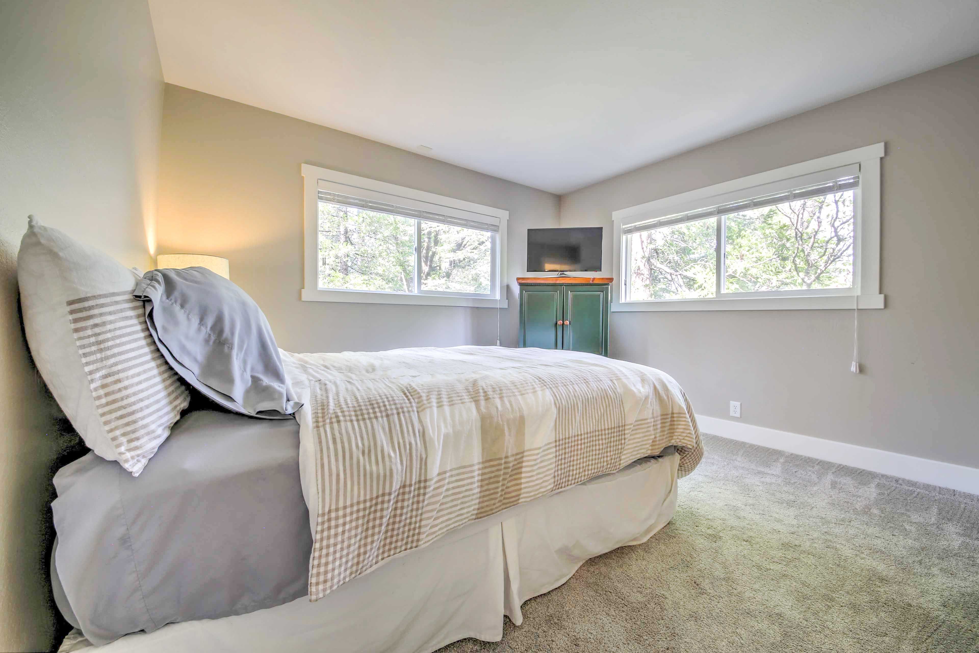 Bedroom 3 | Queen Bed