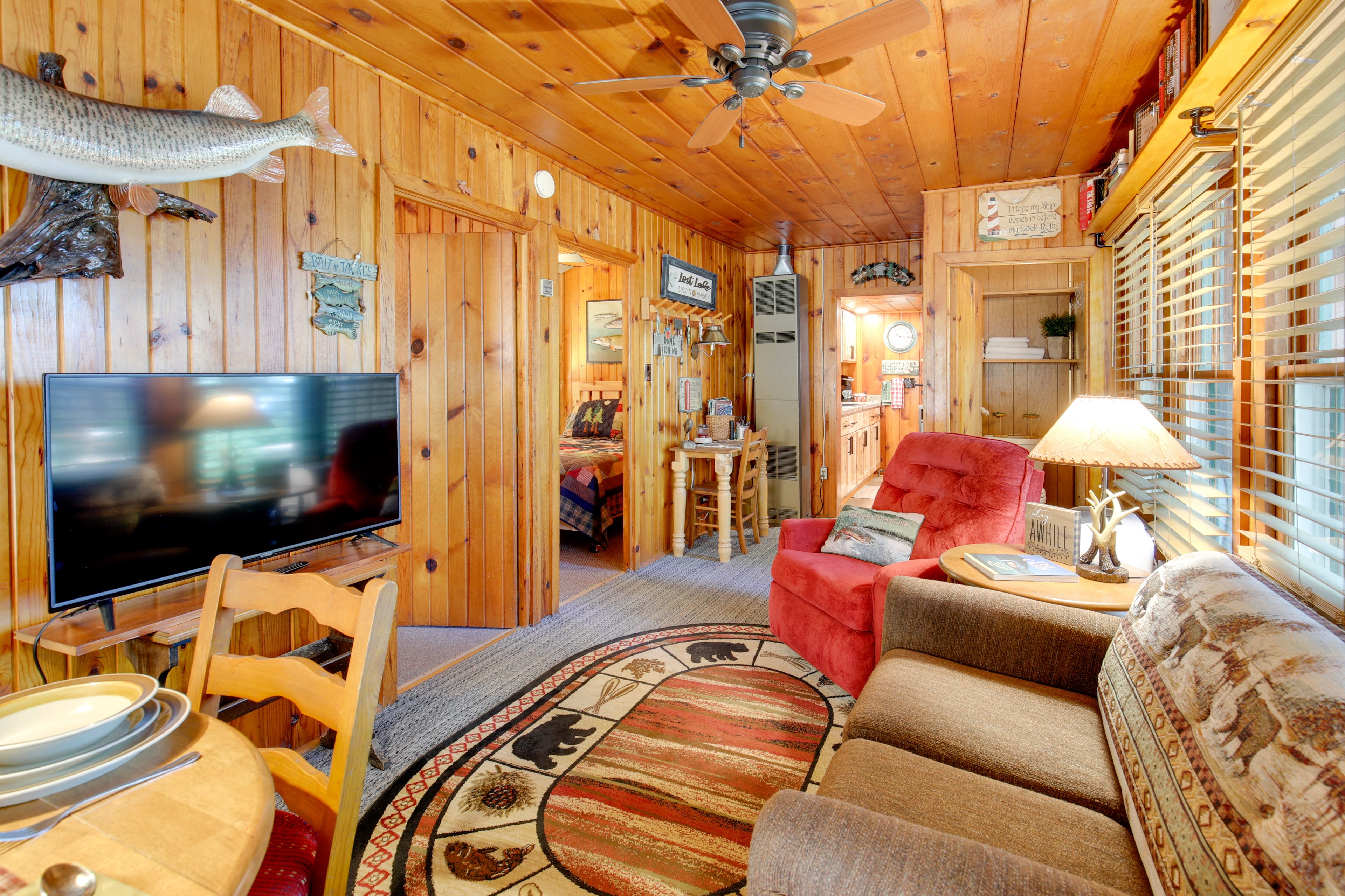 Living Room | Central A/C & Heating | Smart TV | Free WiFi