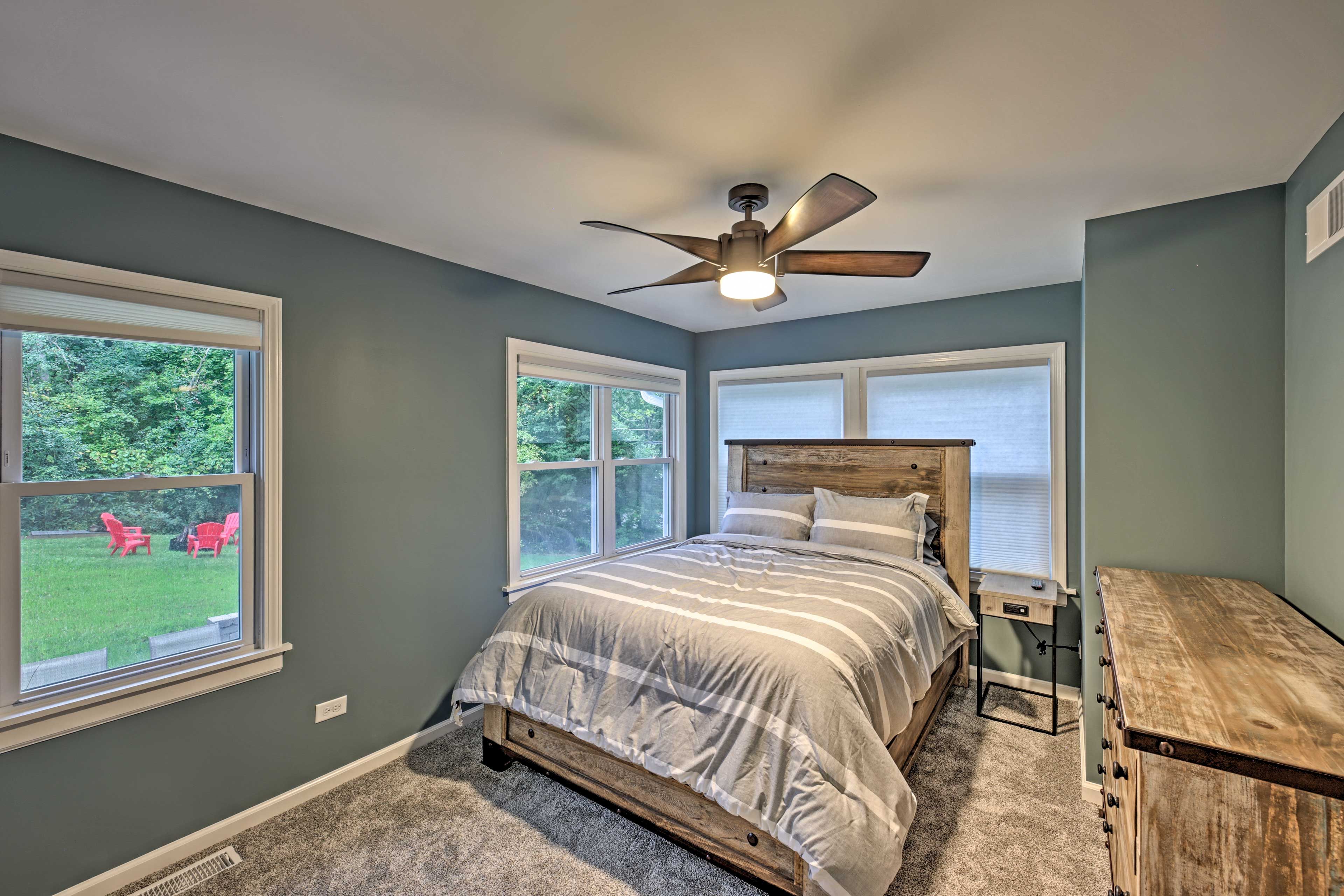 Bedroom 1 | Queen Bed