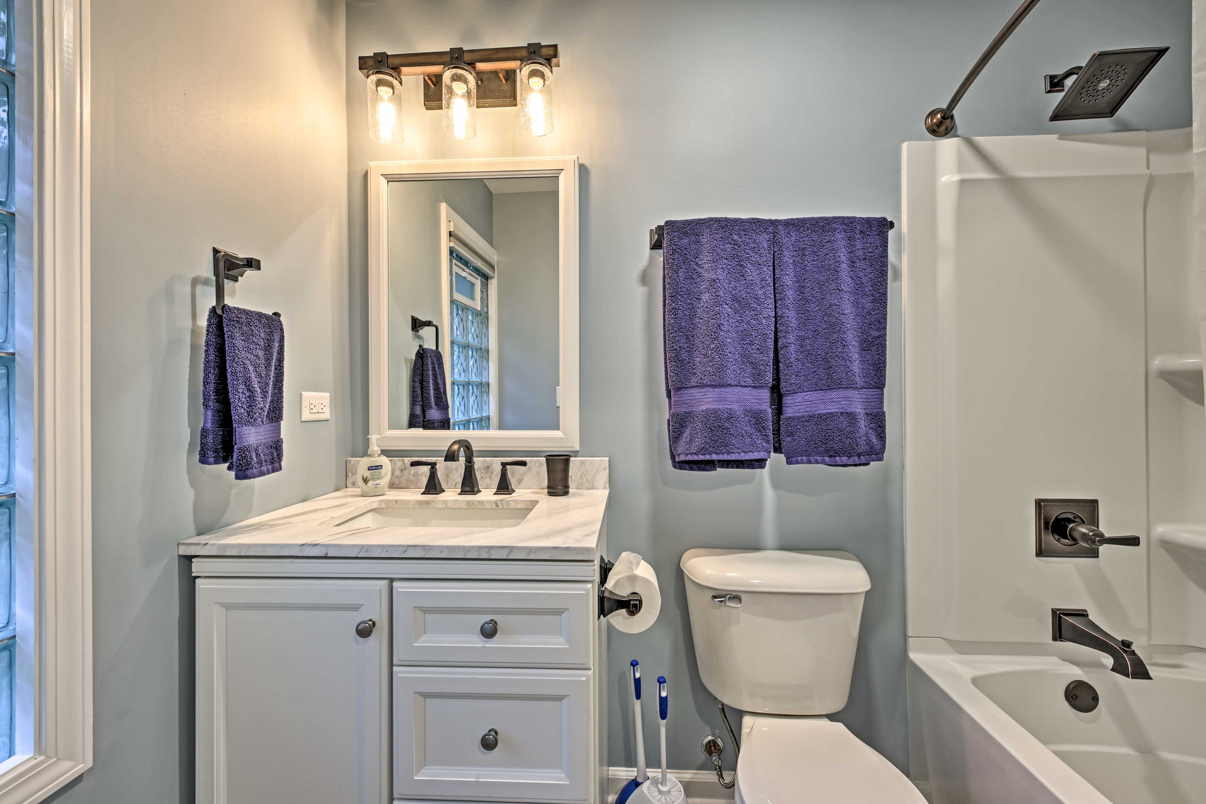 Full Bathroom | Complimentary Toiletries | Hair Dryer