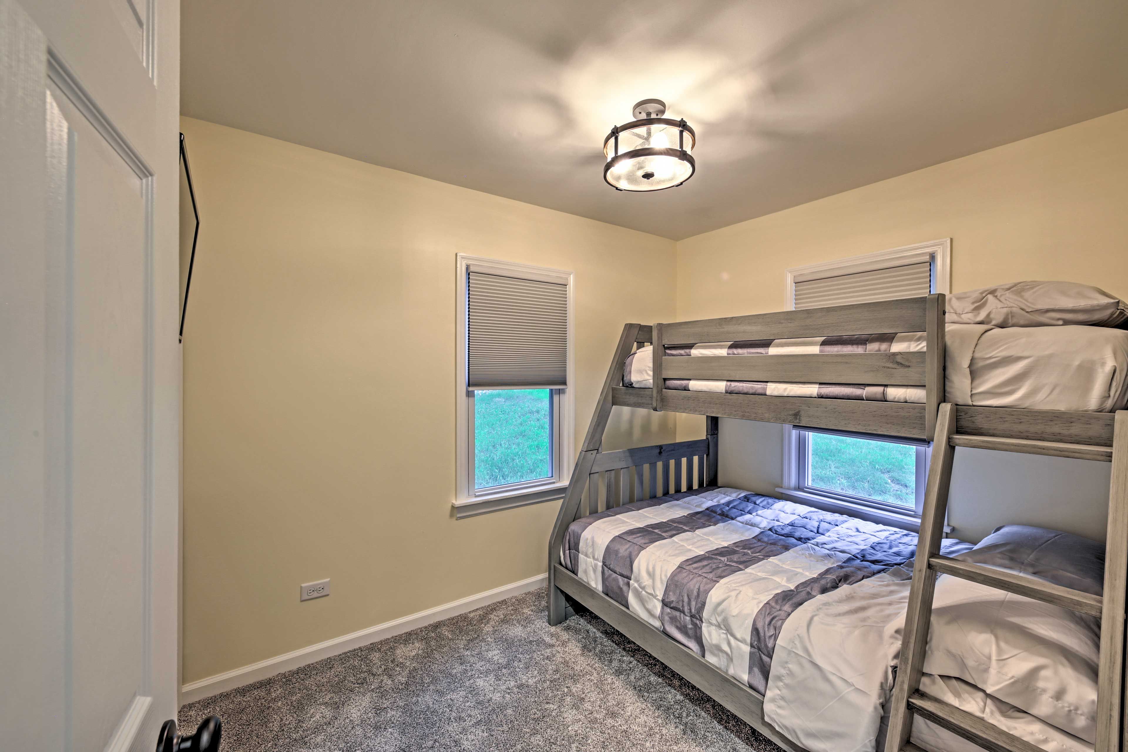 Bedroom 3 | Twin/Full Bunk Bed