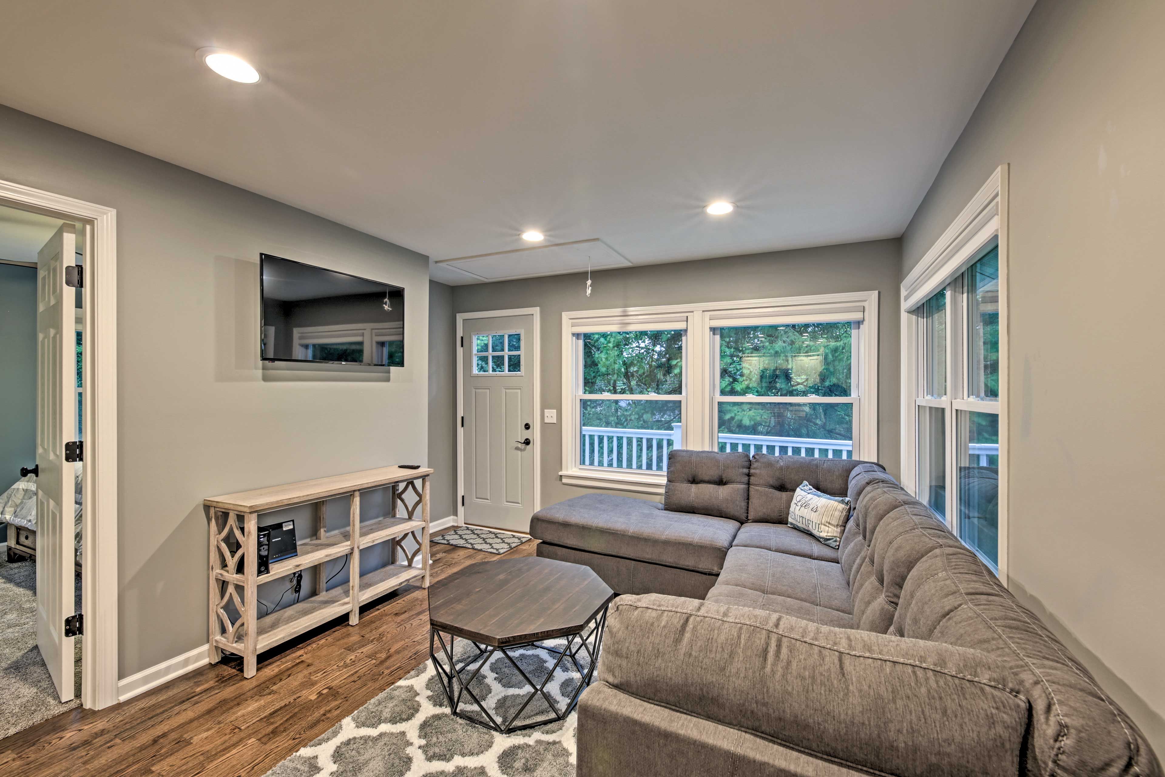 Living Room | Central A/C & Heating | Smart TV | Free WiFi