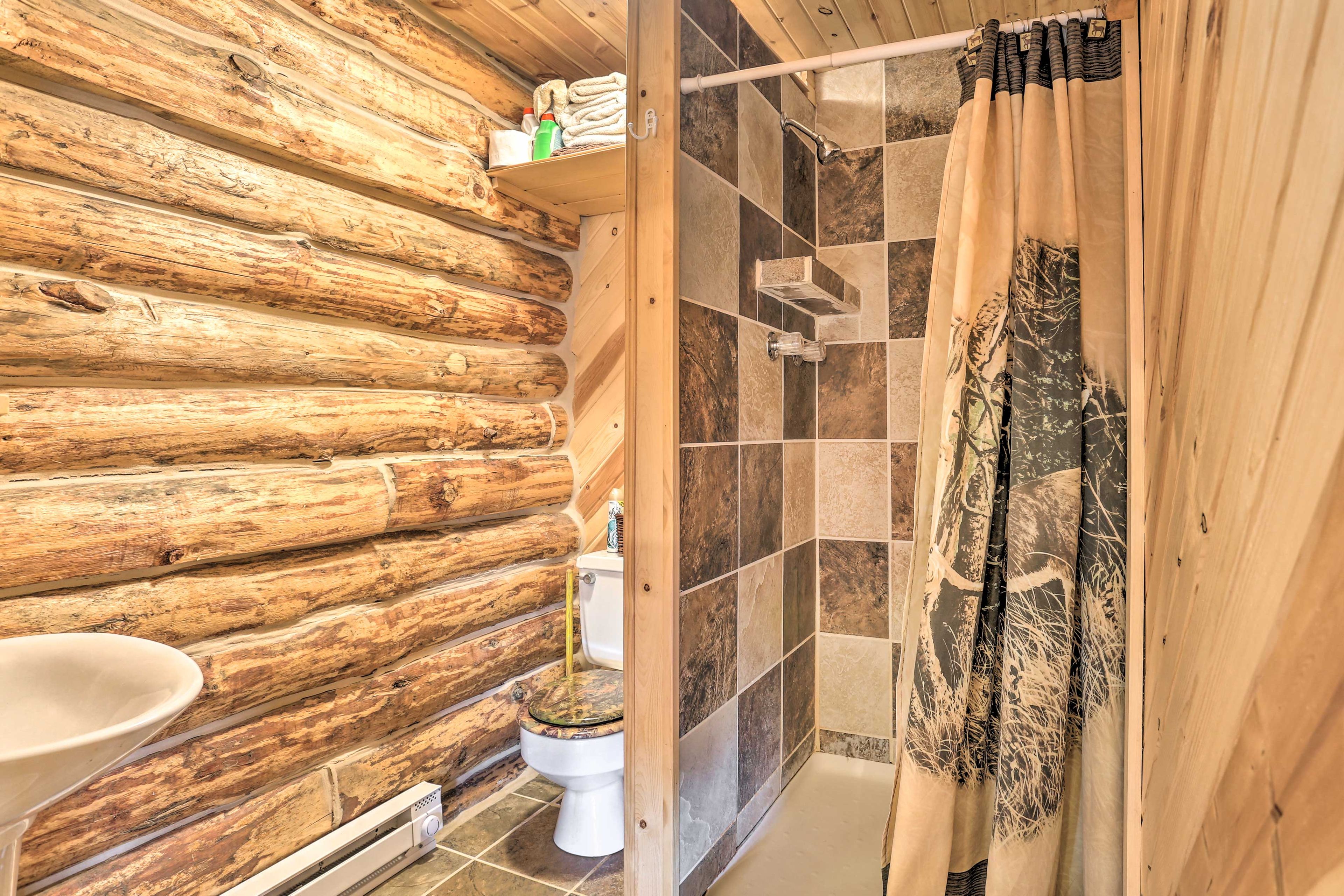 Full Bathroom | Towels Provided