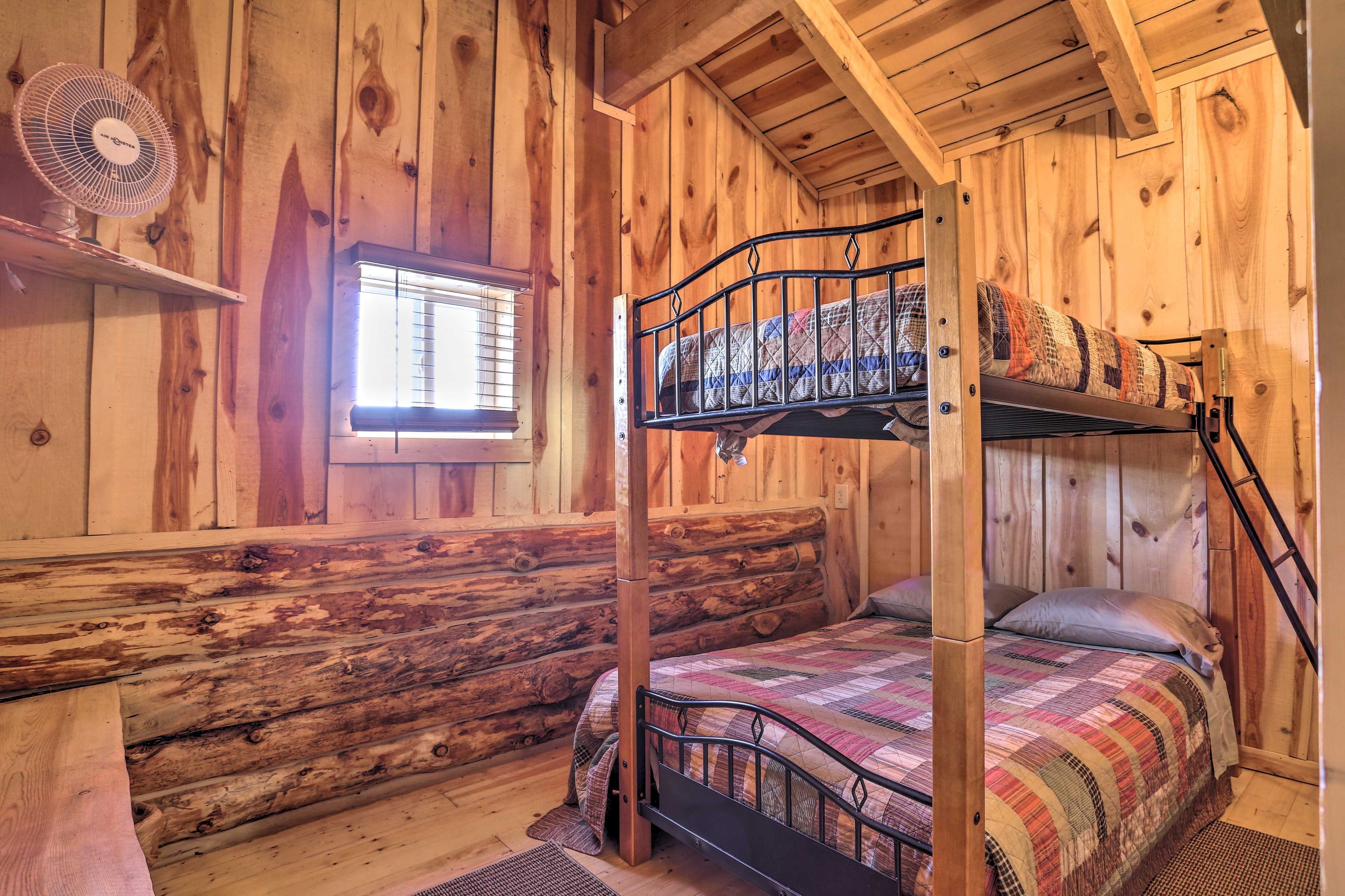 Bedroom 7 | Twin/Full Bunk Bed