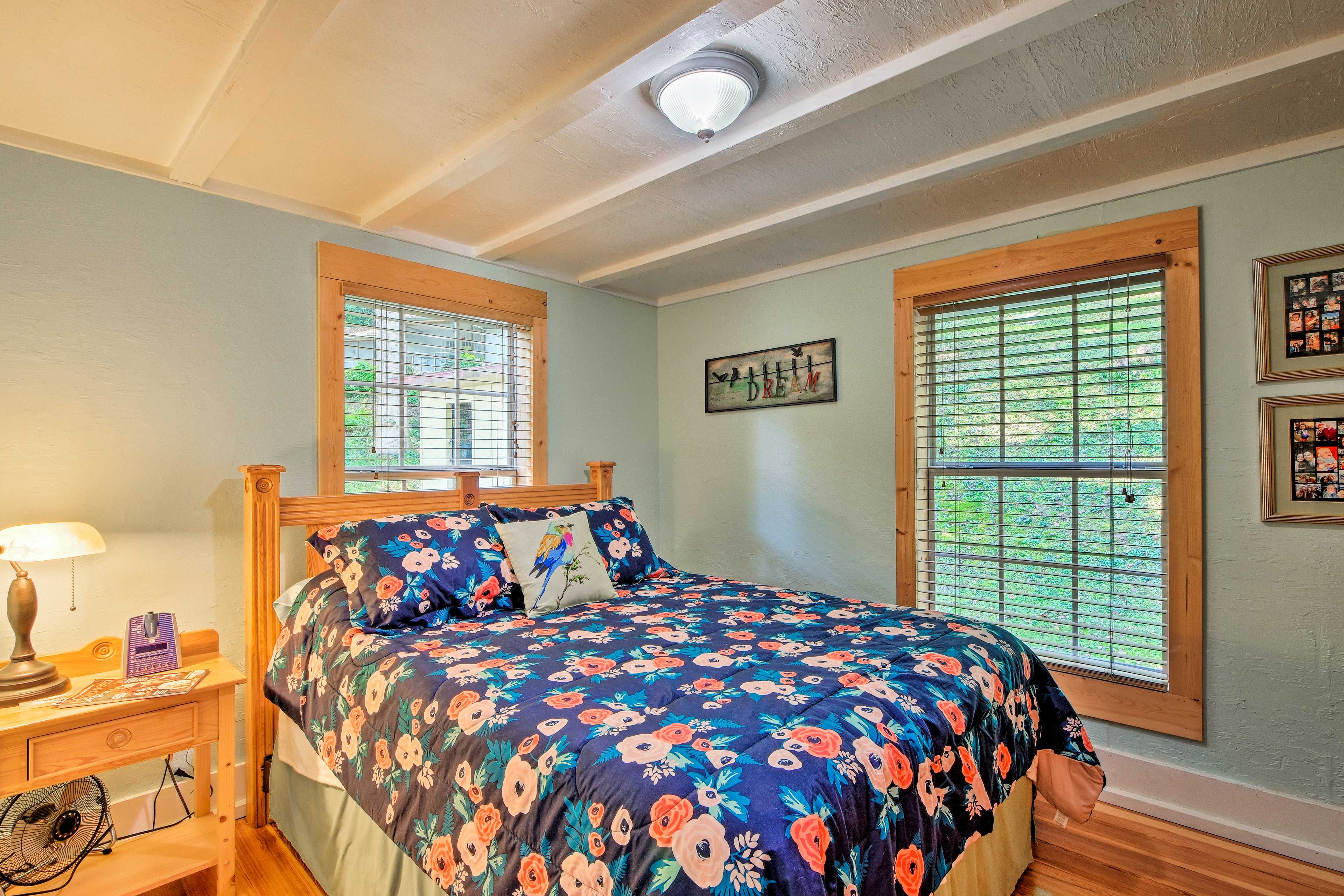 Bedroom 1 | Queen Bed