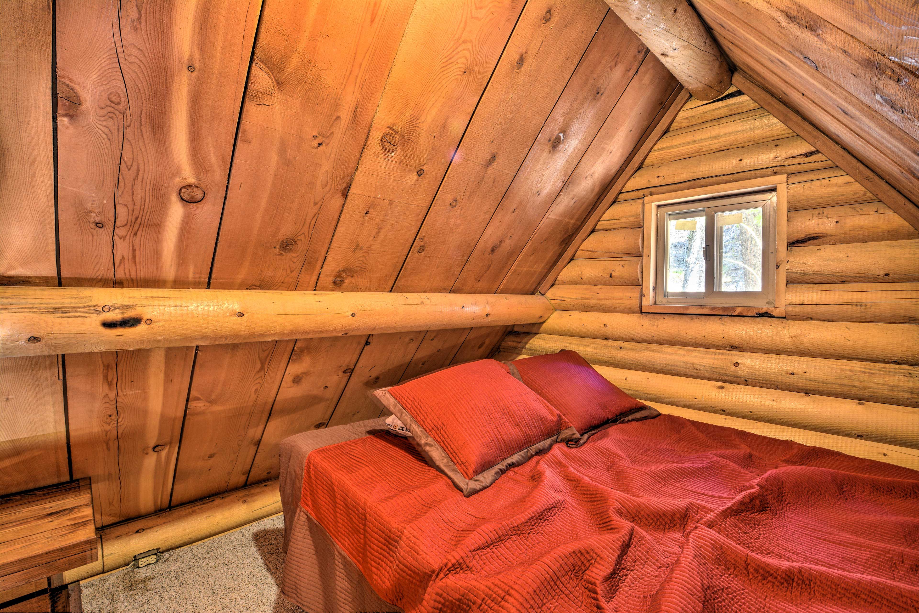 Cabin Loft | Queen Bed