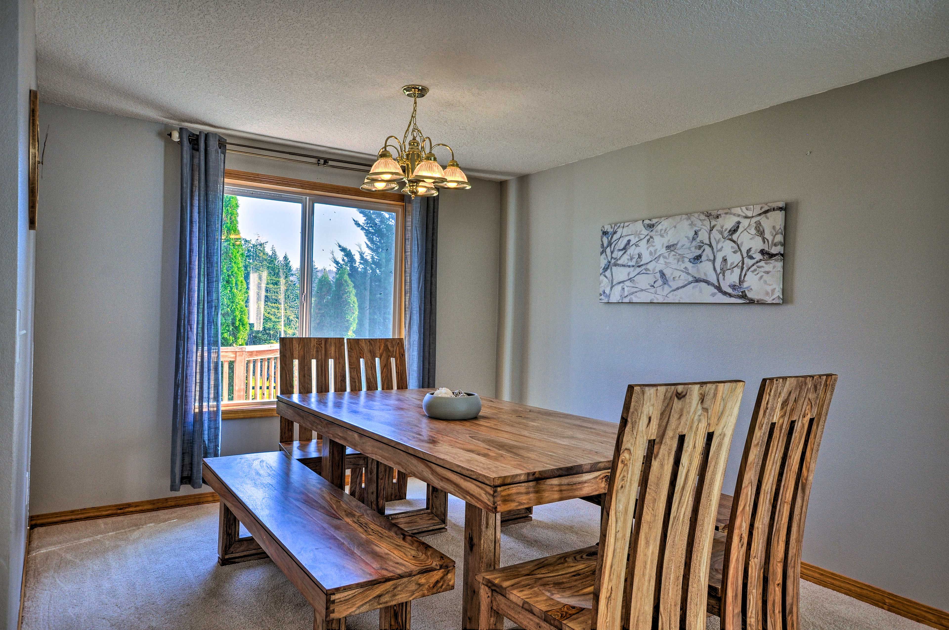 Dining Area | Dishes & Flatware Provided