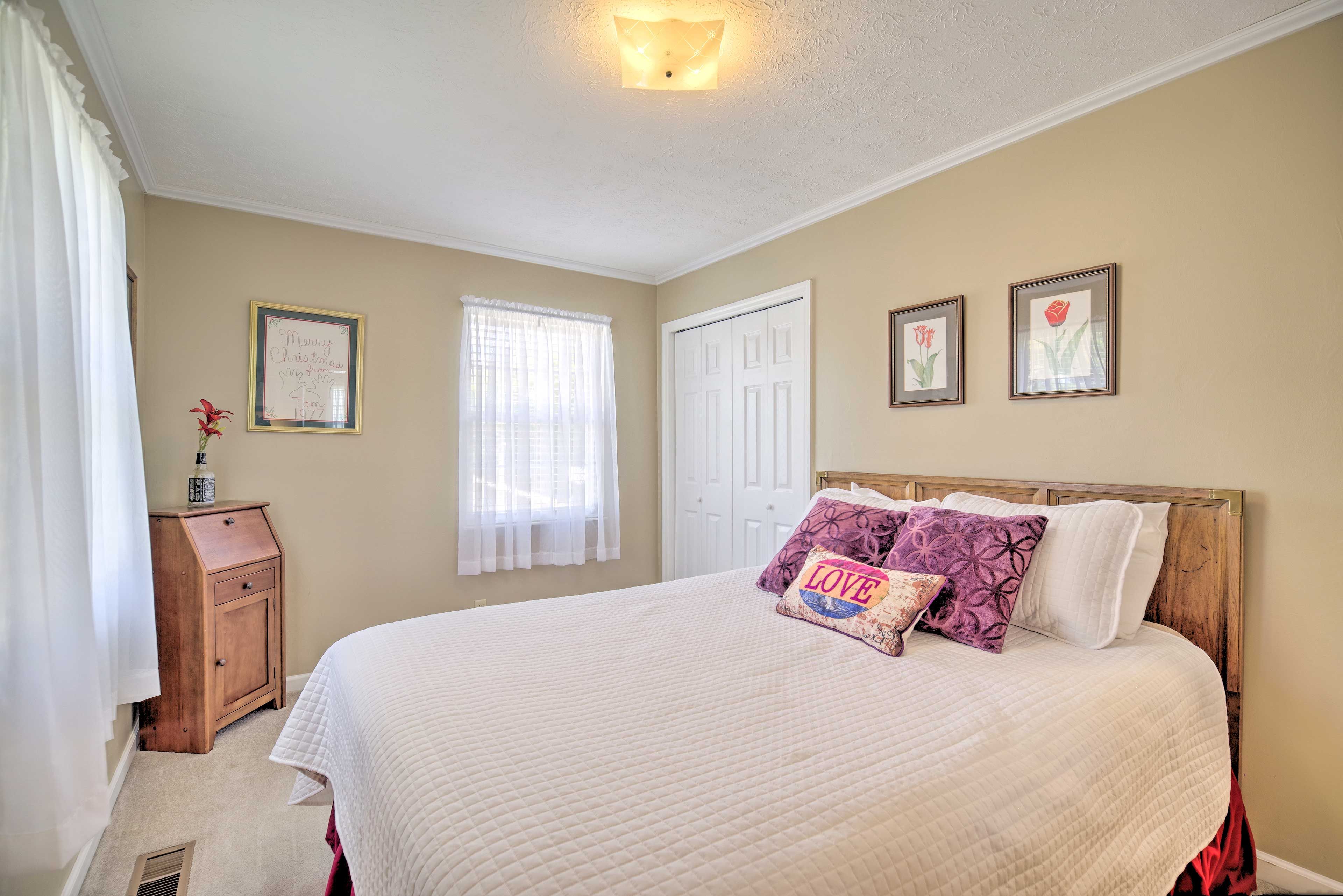 Bedroom 2 | Queen Bed | Smart Gaming TV (Console Not Provided)