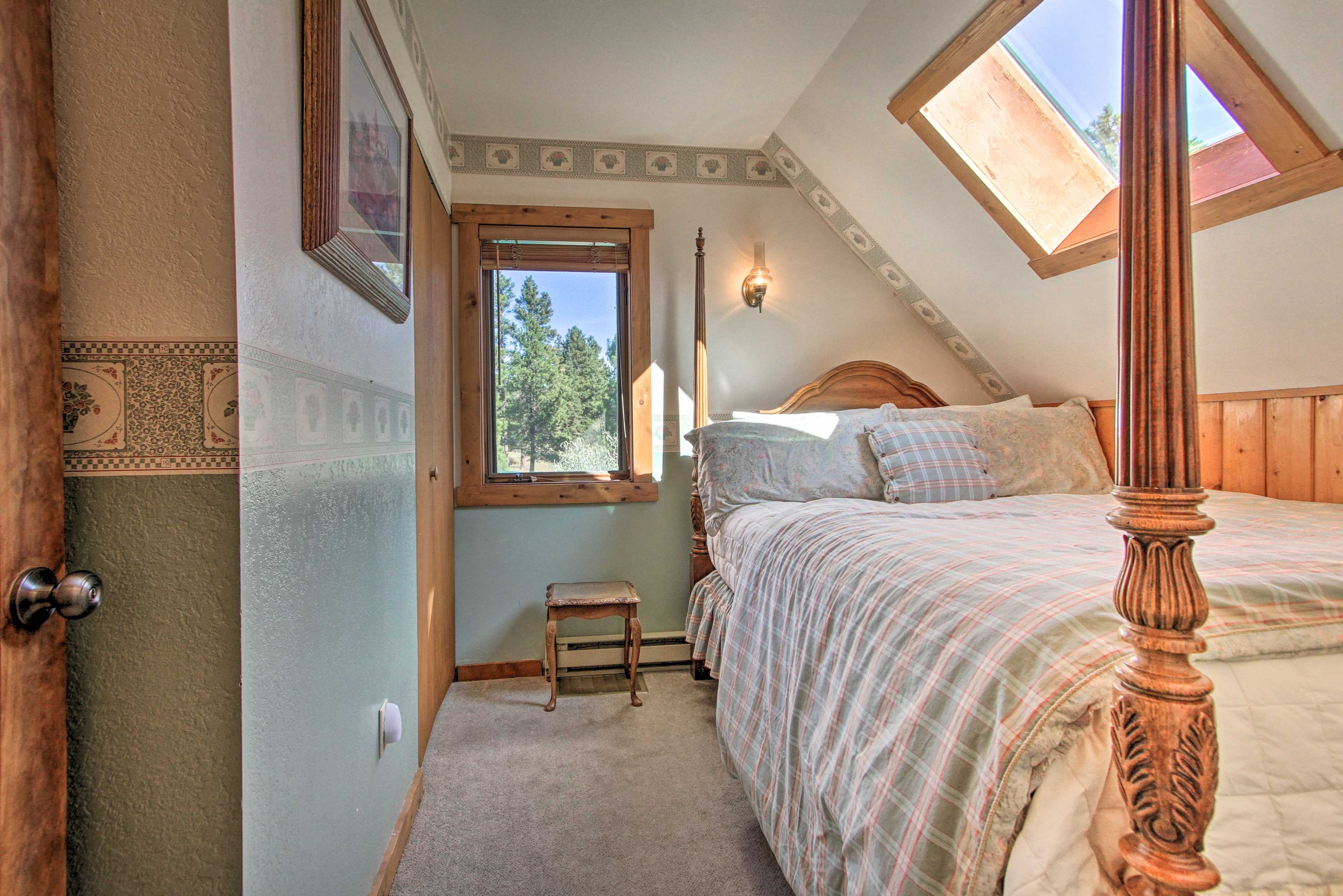 Watch the stars in bed or enjoy the bright sun through the skylight.