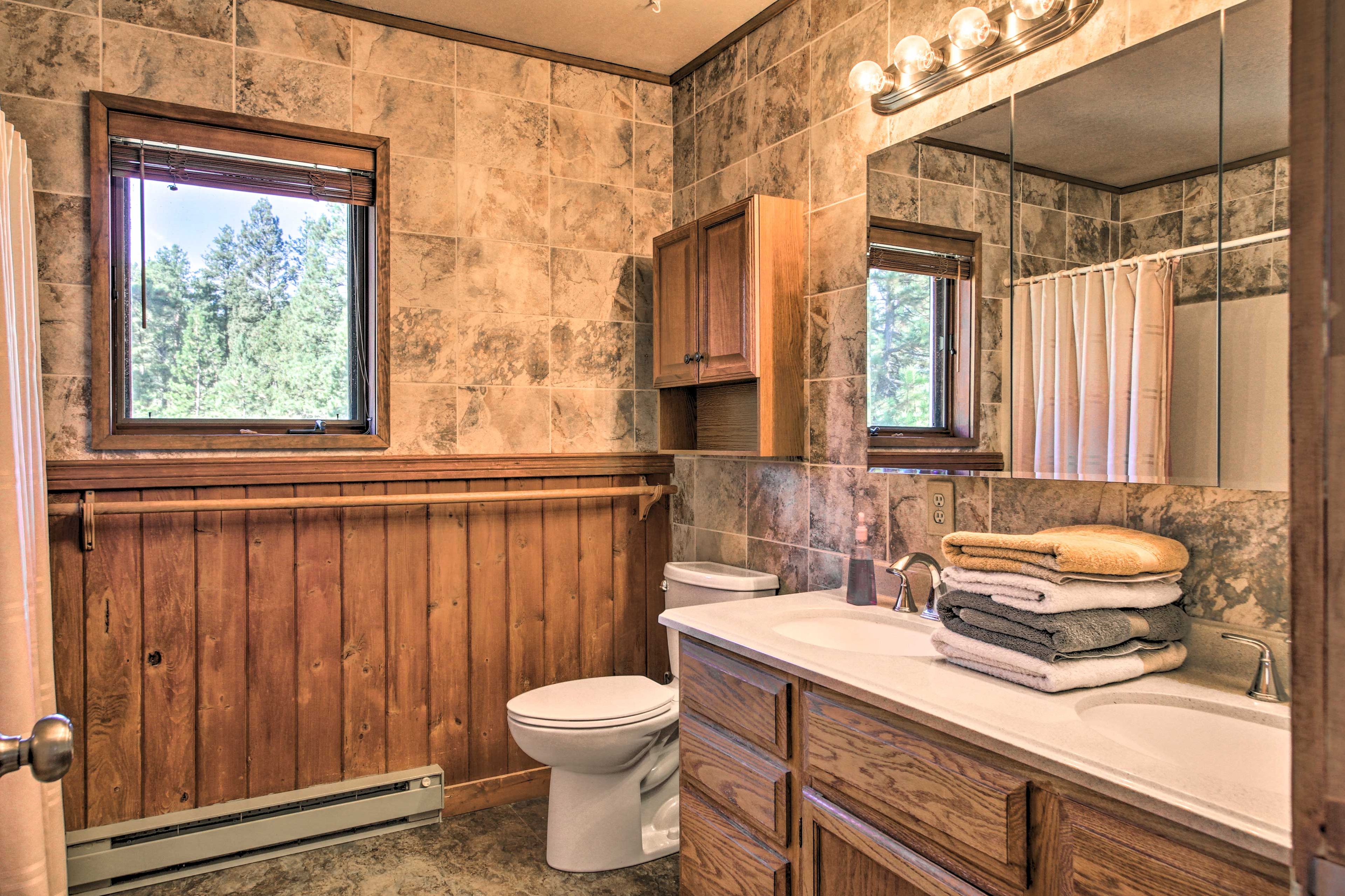 The en-suite includes a shower/tub combo.
