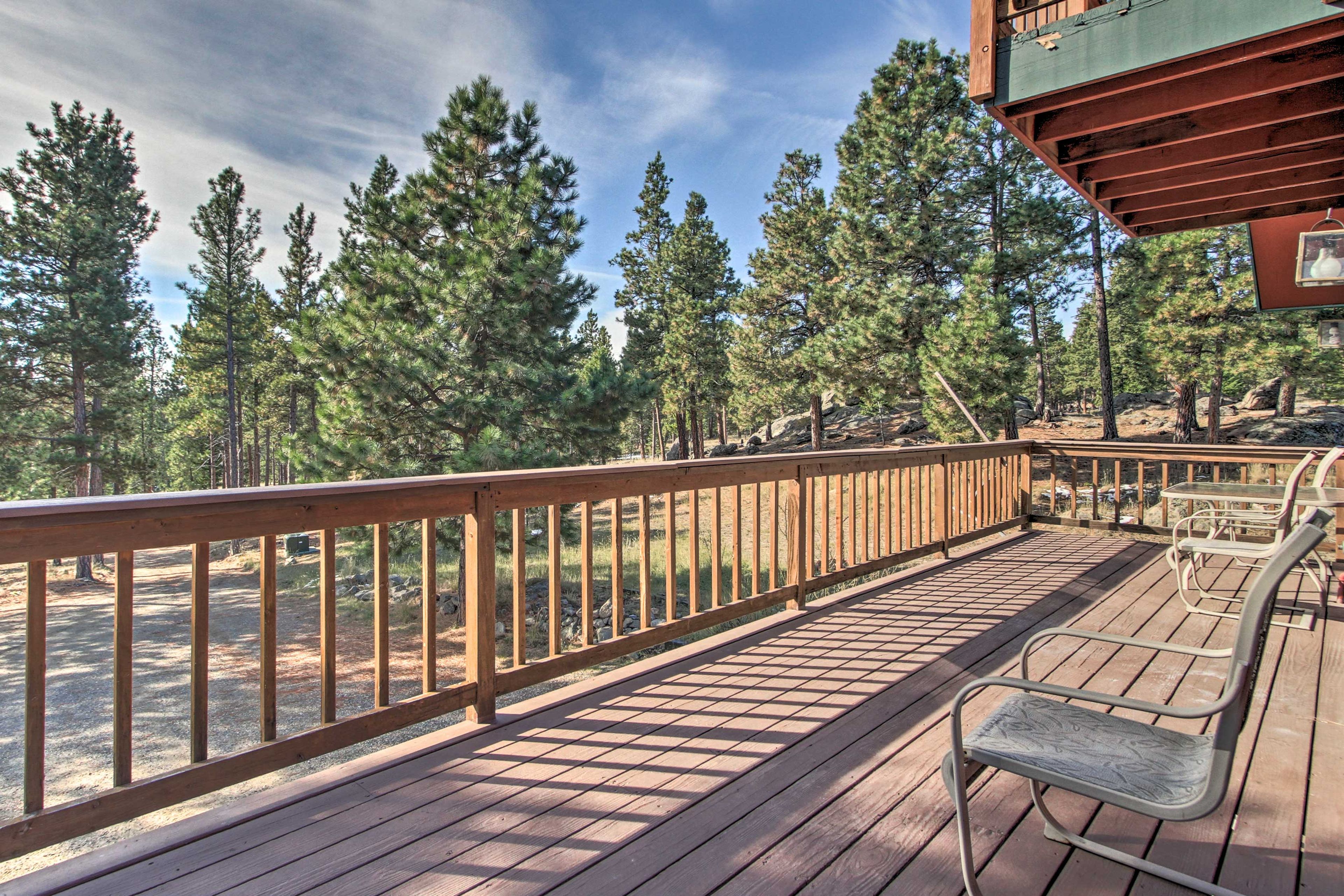 Step outside to the furnished deck for easygoing hours al fresco.