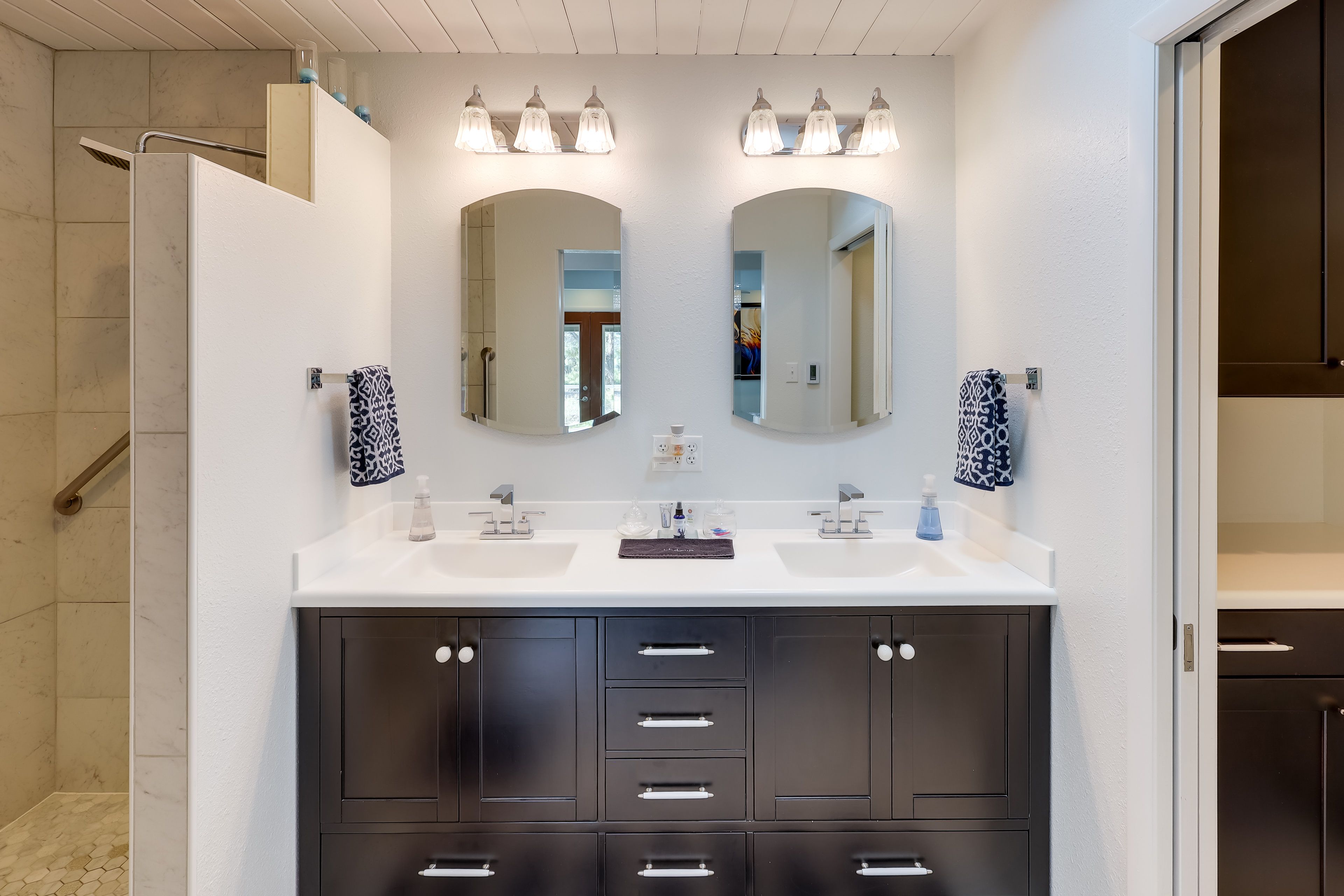 En-Suite Bathroom | Walk-In Shower | Towels & Linens Provided